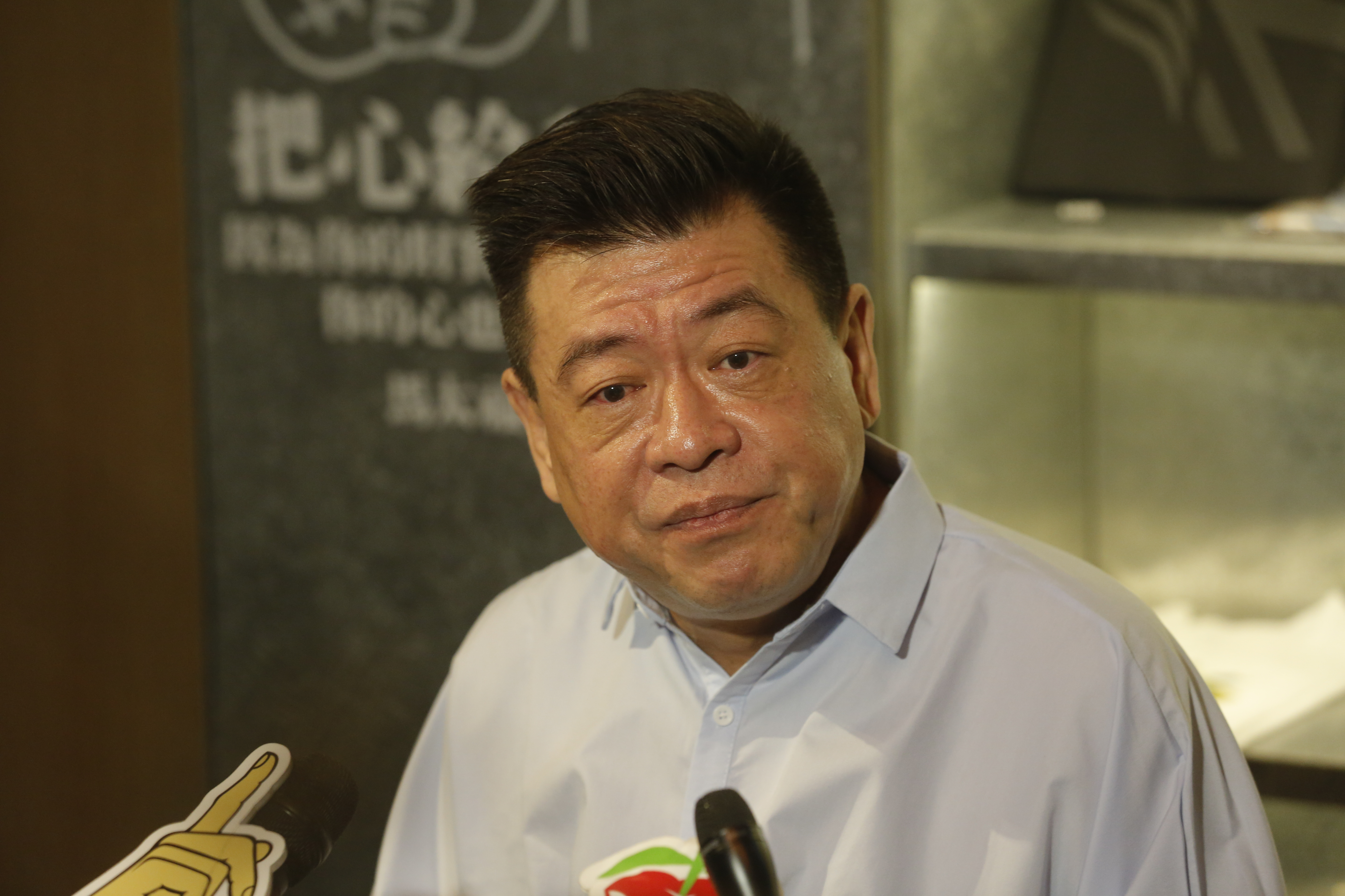 孫德榮重提往事，覺得小豬欠他一個道歉。