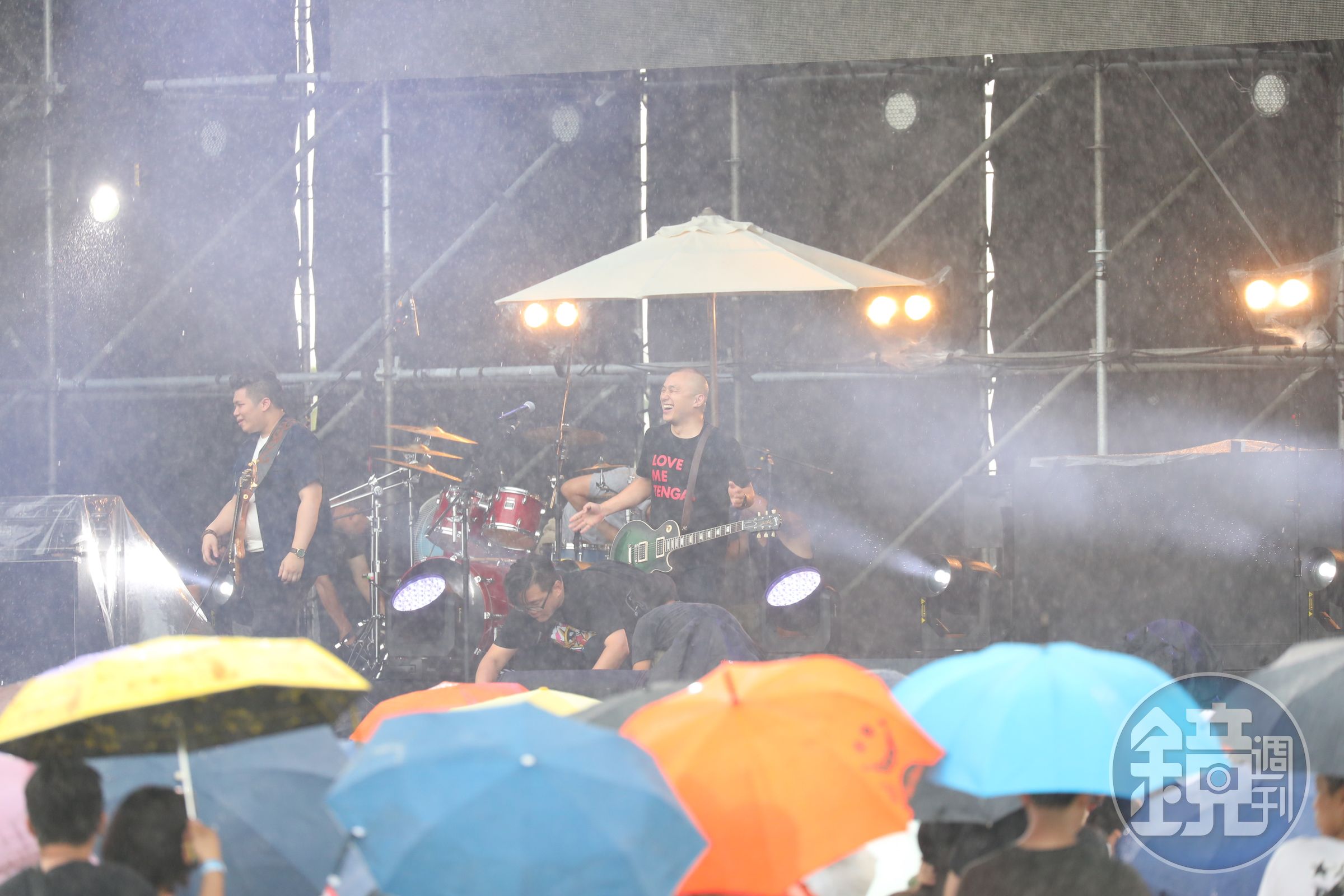 脫拉庫演唱〈你的電話〉時竟遇下大雨。（寬寬整合行銷提供）