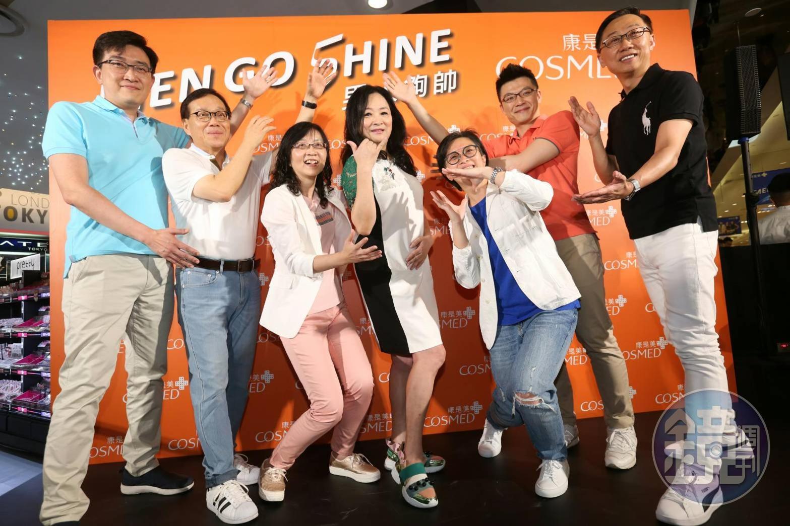 高秀玲帶著美麗事業一級主管現身,在假日也努力拚事業。