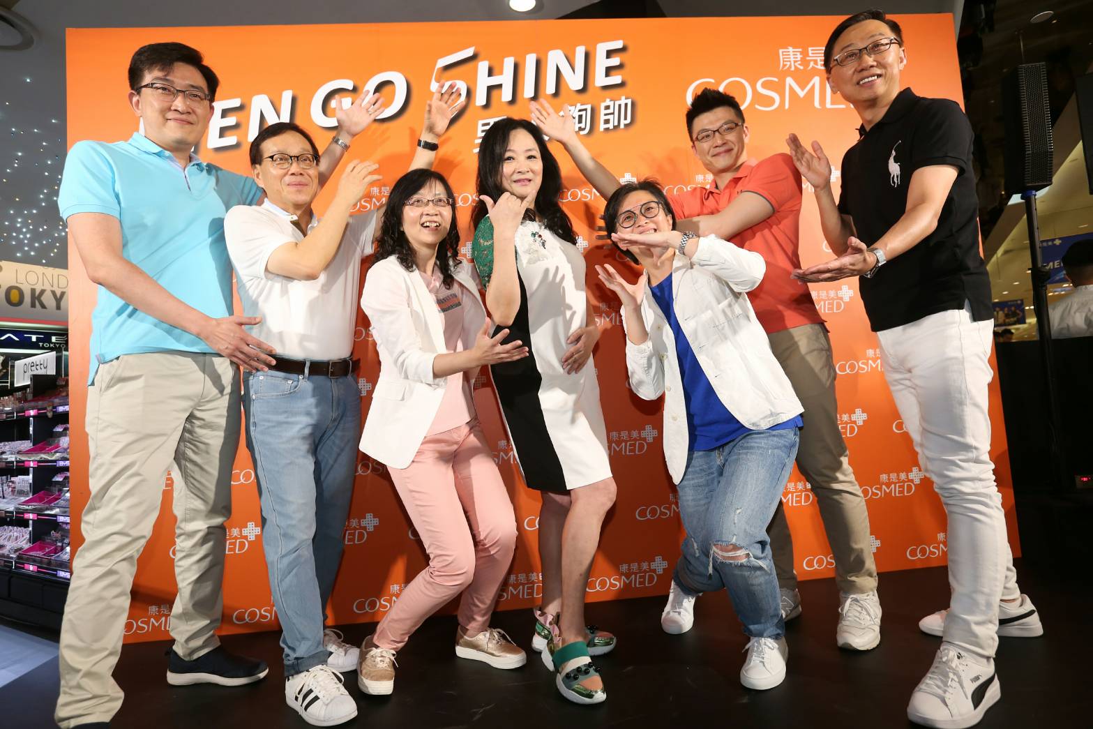 高秀玲帶著美麗事業一級主管現身，在假日也努力拚事業。