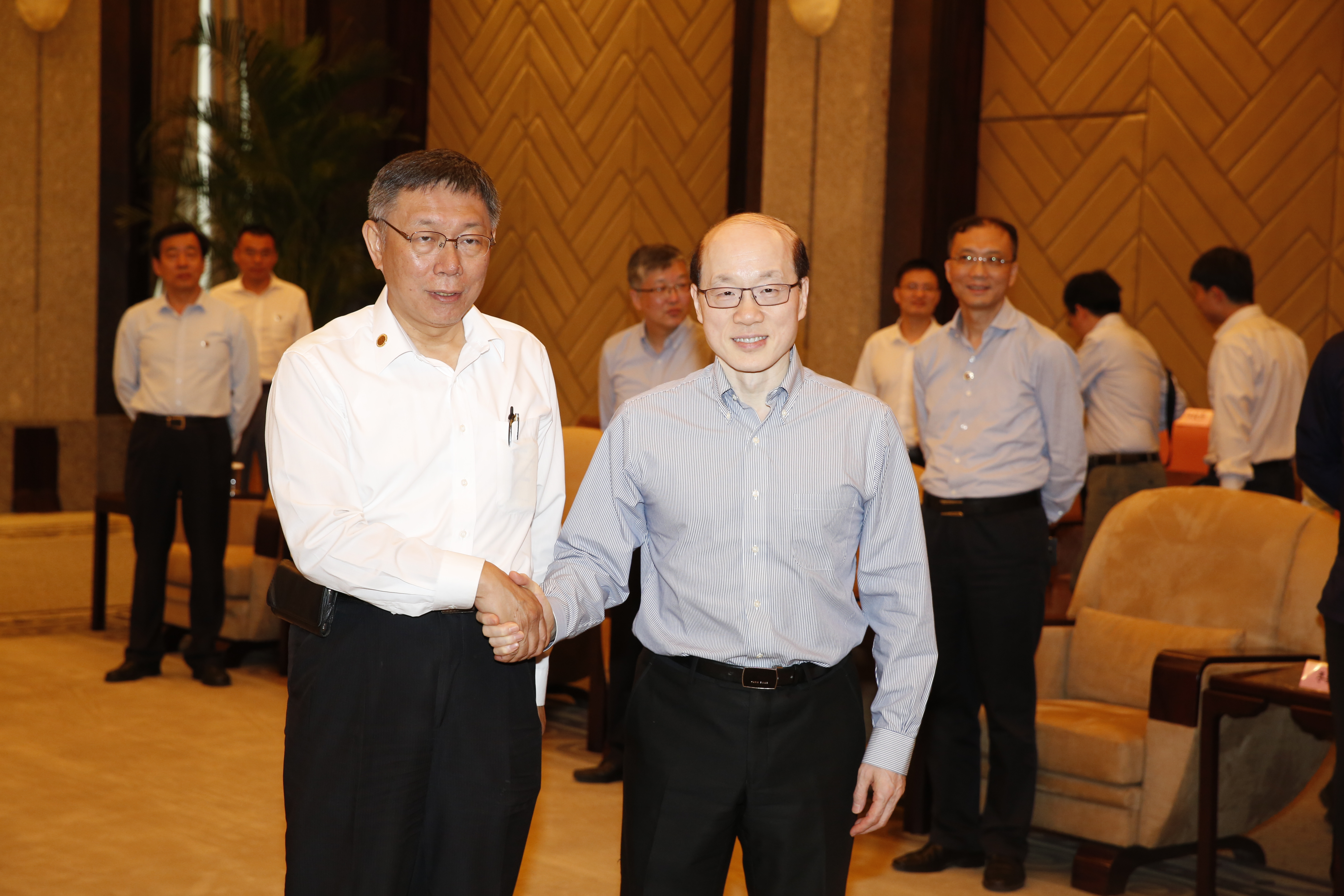 「柯劉會」直播鬧出烏龍風波，柯文哲氣得從會場一路飆罵幕僚到飛機上。