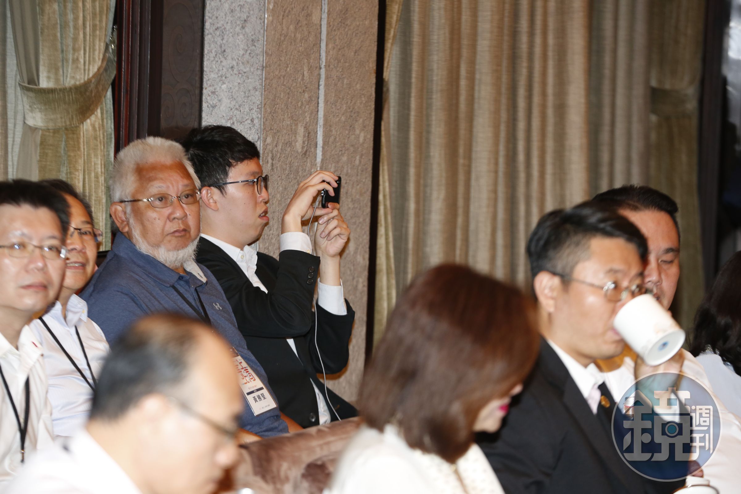 北市府副發言人柯昱安現場掌鏡替「柯劉會」直播。