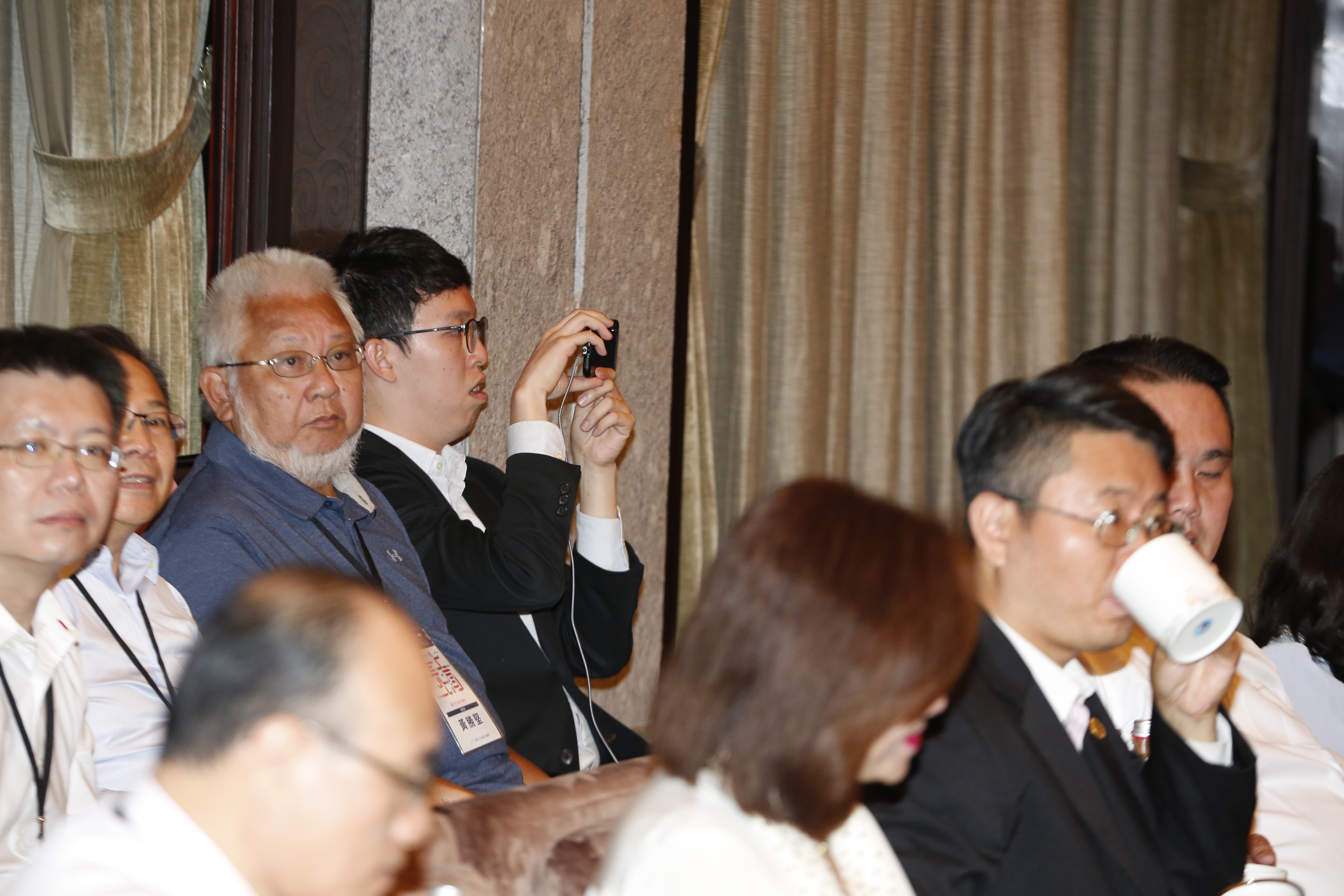 北市府副發言人柯昱安現場掌鏡替「柯劉會」直播。