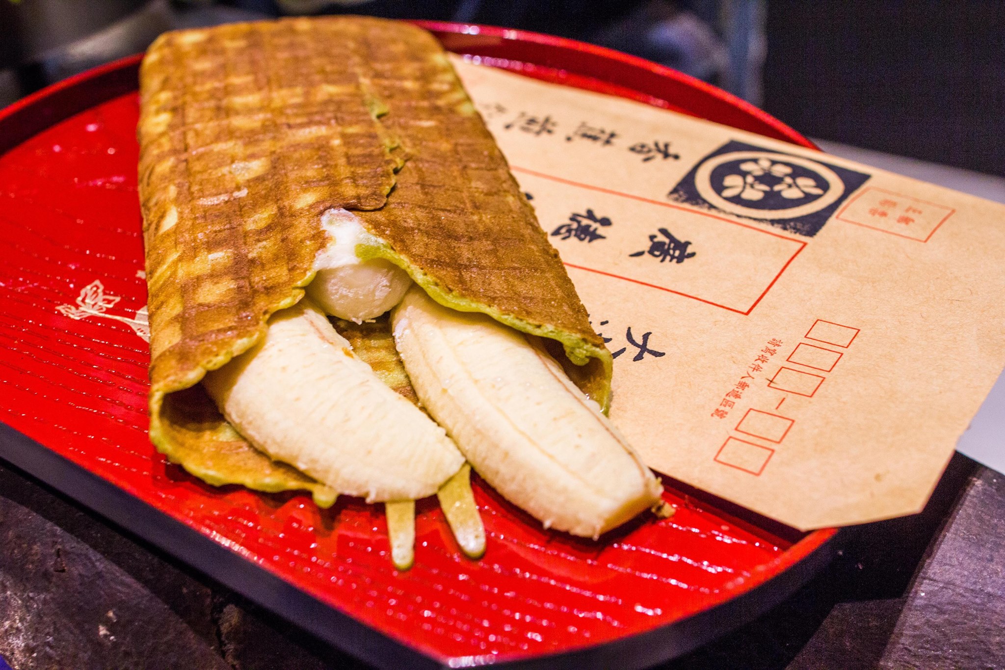 鹽埕區的香蕉煎餅店日前舉辦限定活動「香蕉煎餅原價70元，韓粉發大財特價1,000元。」並祭出「抵制罷免專案」送煎餅。（翻攝自店家臉書）