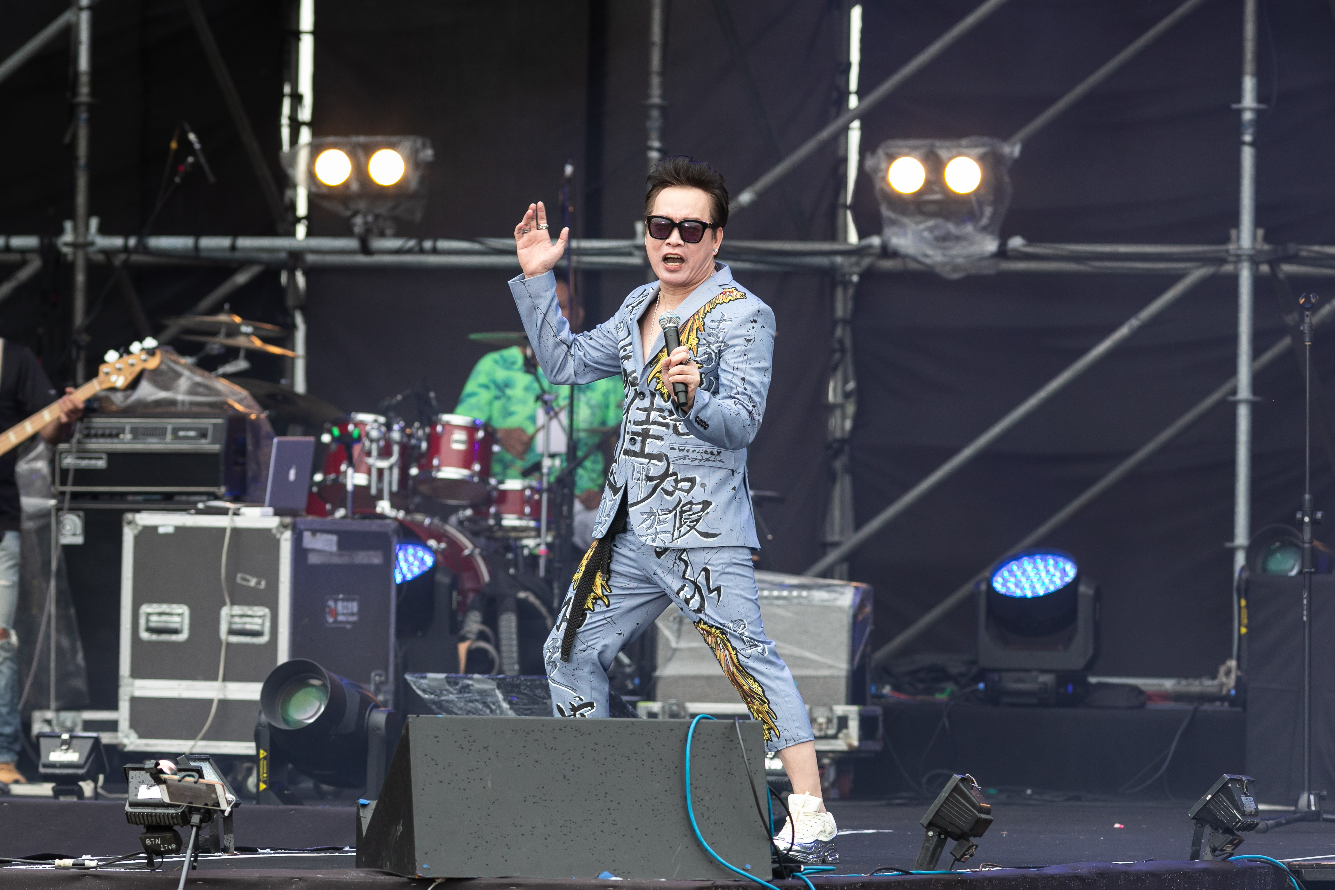 康康重披金曲戰袍上場，妙語橫生讓台下歌迷笑到不行。（寬魚國際／寬寬整合行銷提供）