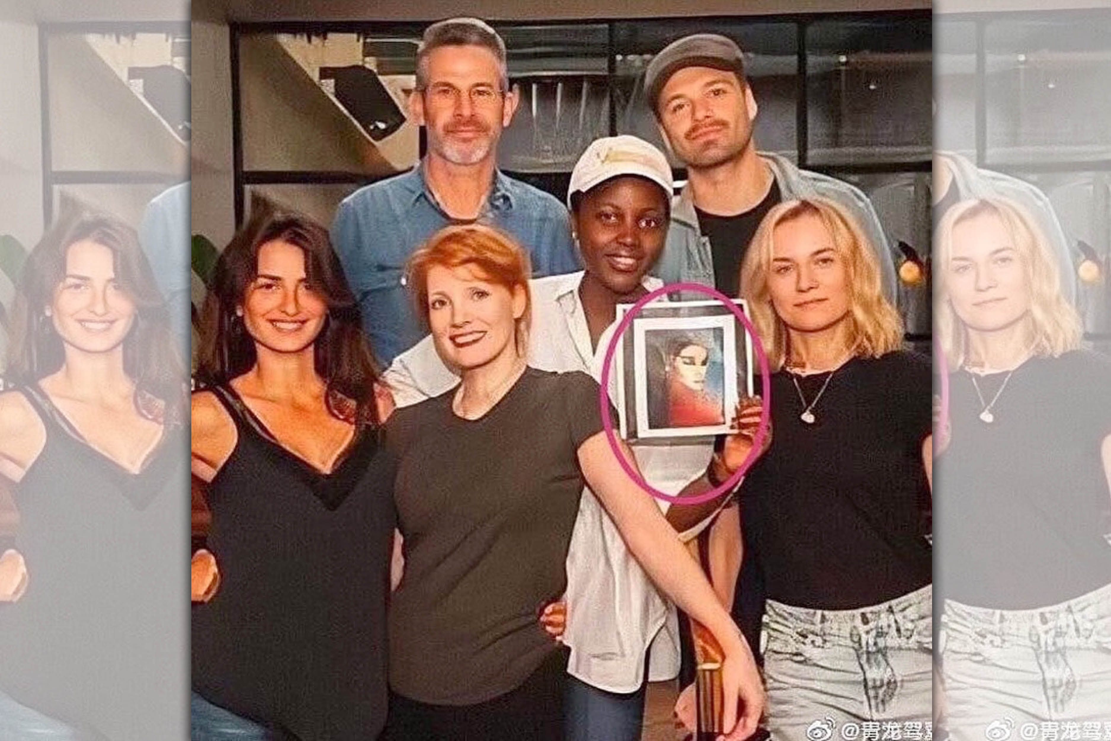 電影《355》日前開鏡，主要演員合照留念，被限制出境的范冰冰只能以照片形式參加開鏡。（翻攝自jessicachastain_kzIG）
