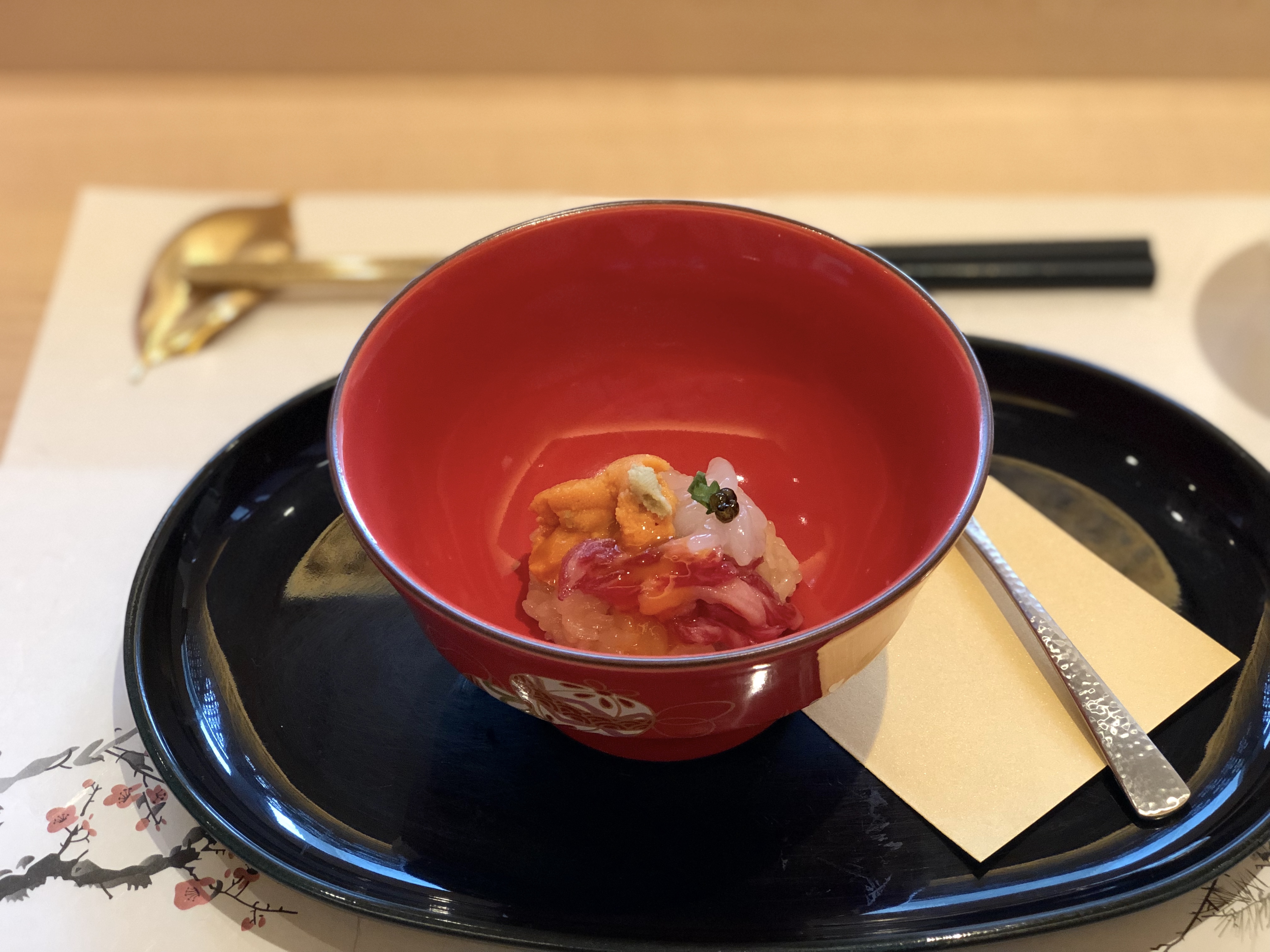 「生牛肉韃靼」結合海膽、和牛二大食材的鮮甜旨味。