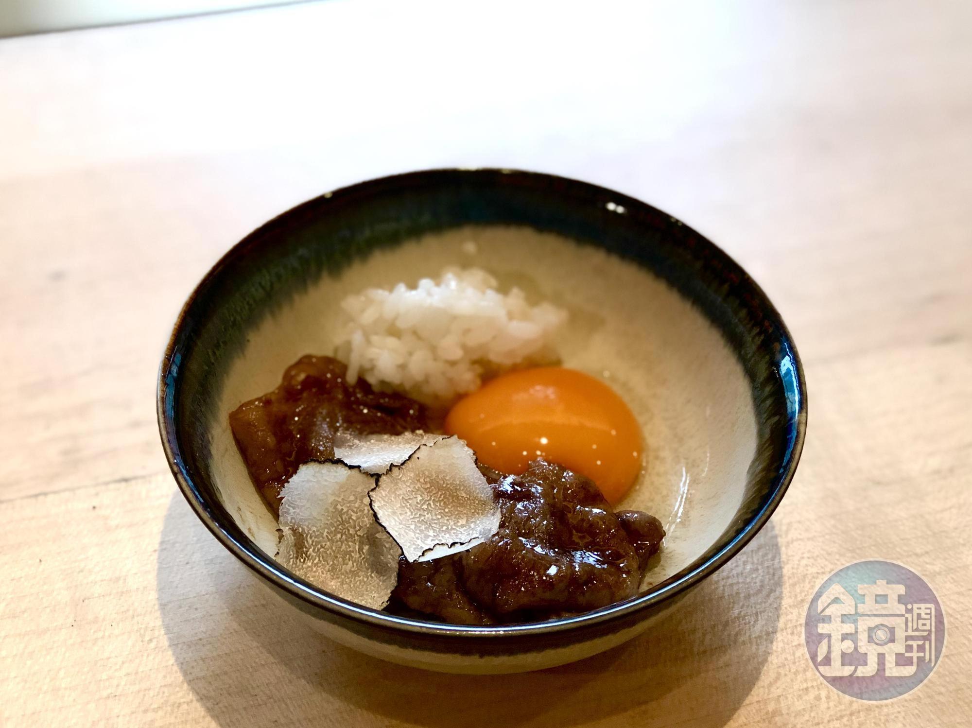 薄切肋眼醬燒後，再刨上夏季黑松露，搭配蛋汁與白飯。