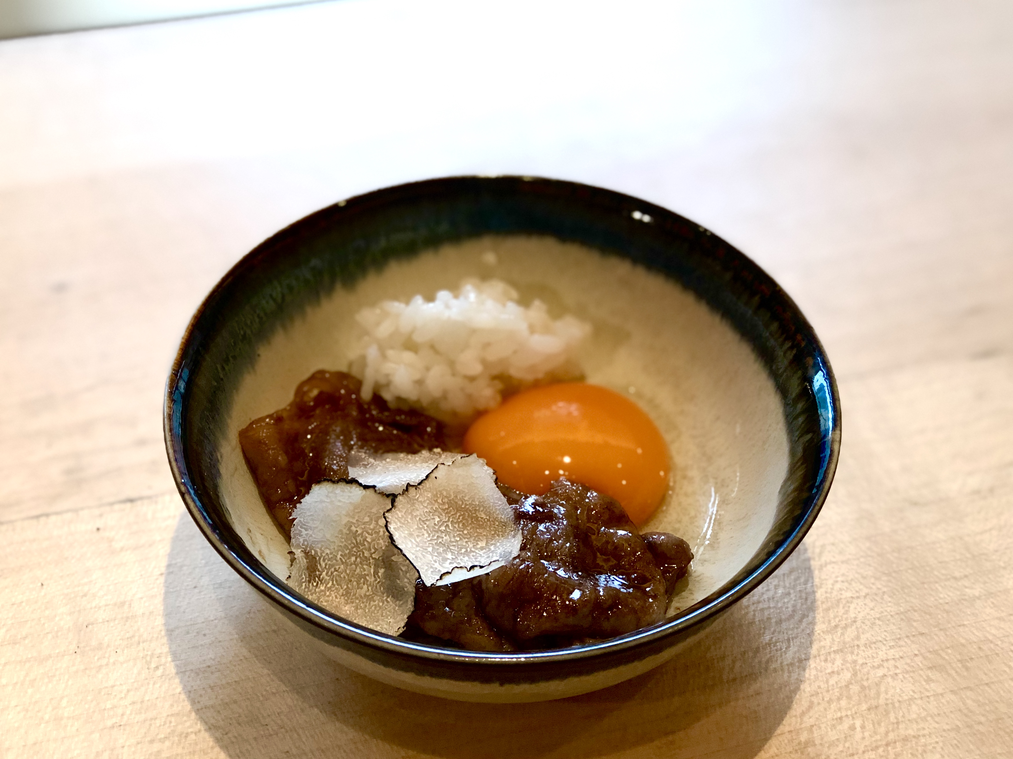 薄切肋眼醬燒後，再刨上夏季黑松露，搭配蛋汁與白飯。