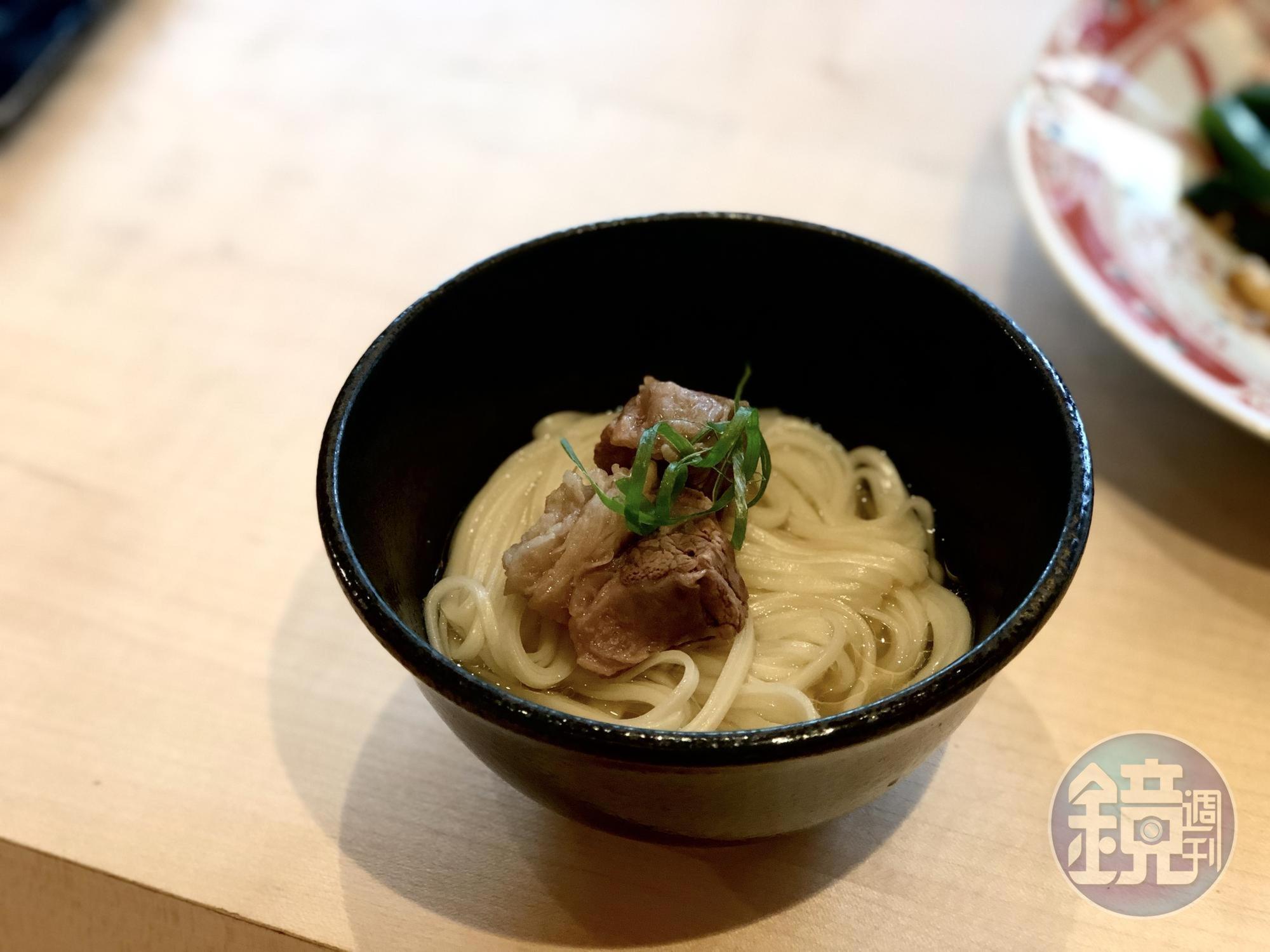 「和牛腱子心拌麵」清淡雅緻。