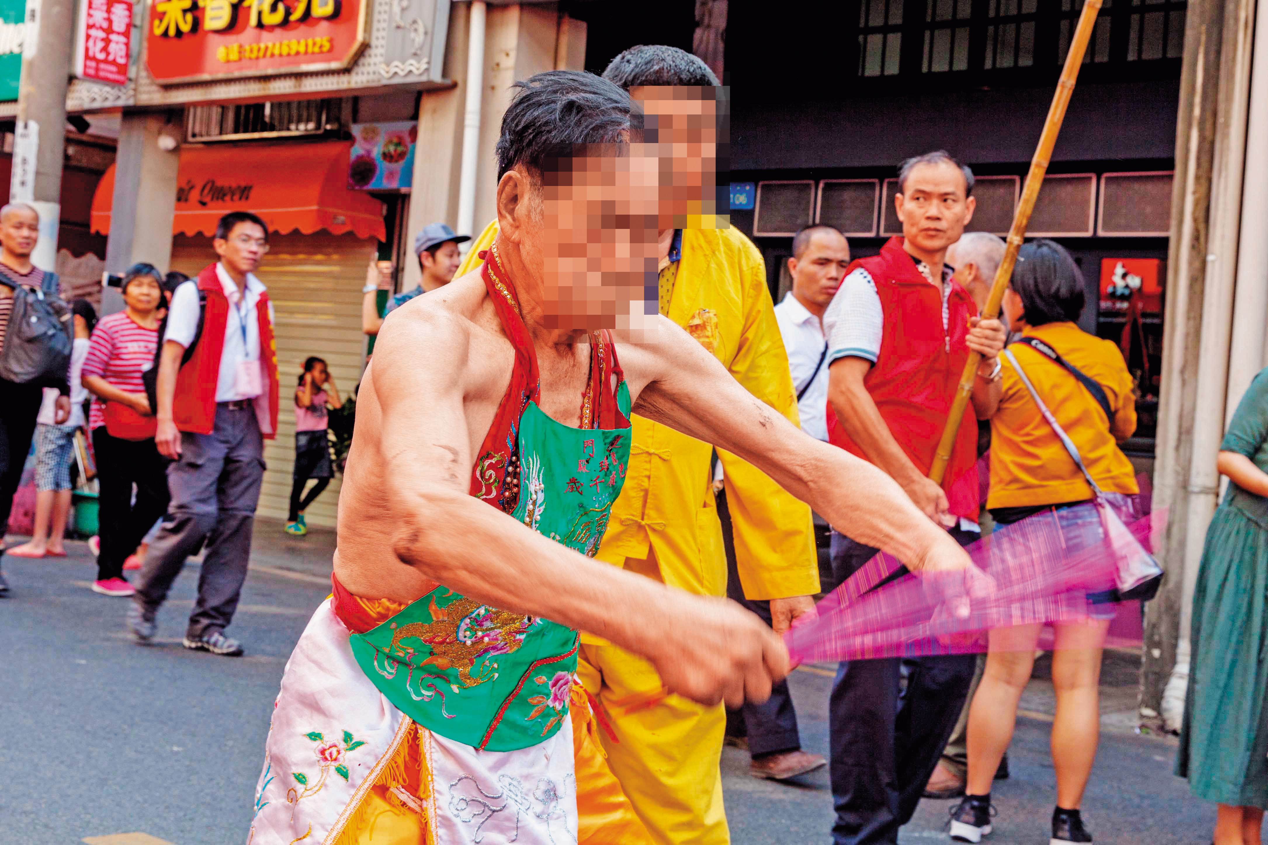 乩童在台灣民間信仰有重要地位，信徒普遍認為神明會藉由乩童傳達訊息，或幫信徒化解厄運。圖非當事人。（東方IC）