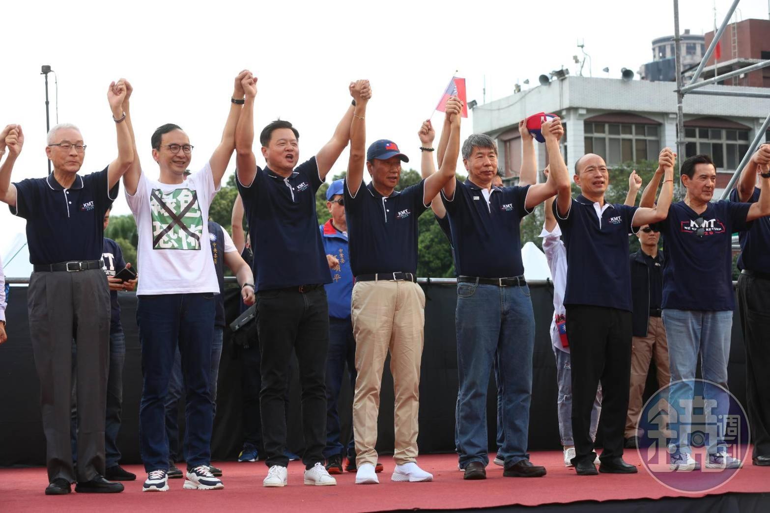 國民黨總統初選民調今起跑,圖為朱立倫(左2起)、周錫瑋、郭台銘、張亞中、韓國瑜參加「反鐵籠公投凱道大會師」。