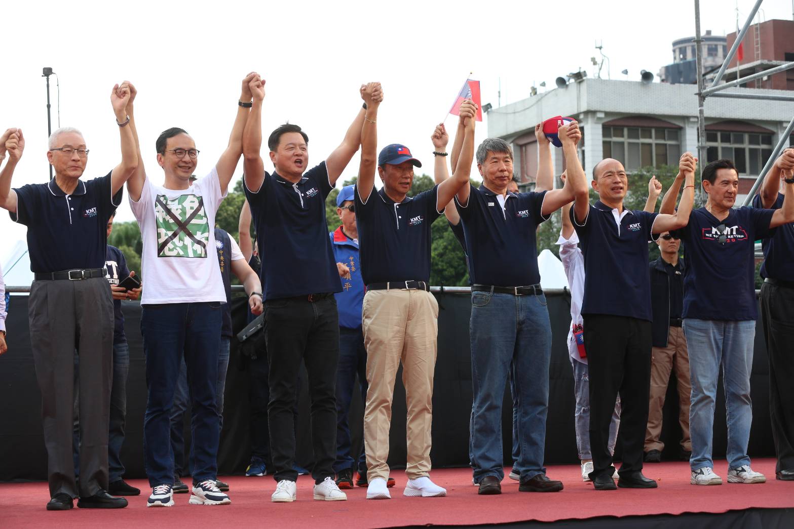 國民黨總統初選民調今起跑，圖為朱立倫（左2起）、周錫瑋、郭台銘、張亞中、韓國瑜參加「反鐵籠公投凱道大會師」。