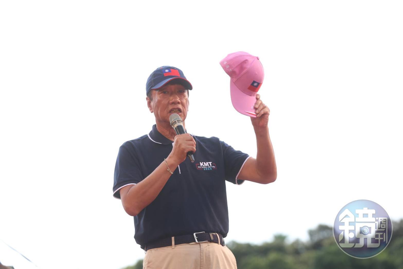 國民黨舉辦「反鐵籠公投」後,郭台銘帶著繡有「蔡英文」的粉紅色國旗帽前往總統府,不過在門口等待30分鐘卻遲遲不見總統府派人來拿。