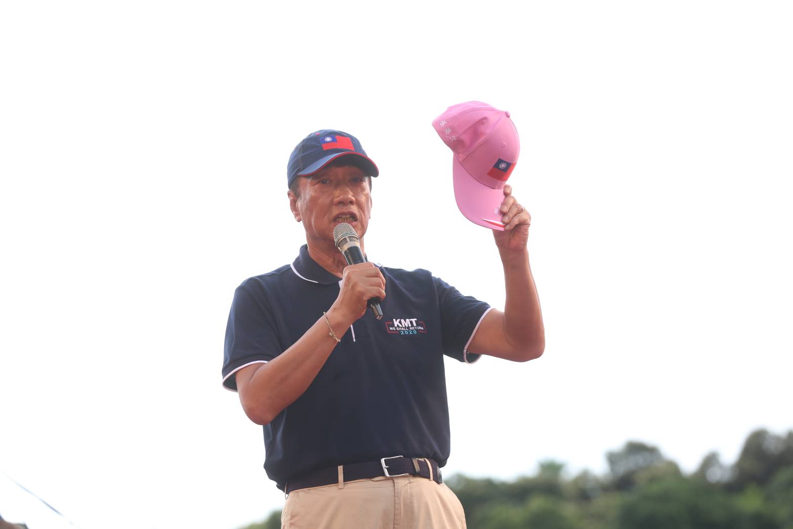 國民黨舉辦「反鐵籠公投」後，郭台銘帶著繡有「蔡英文」的粉紅色國旗帽前往總統府，不過在門口等待30分鐘卻遲遲不見總統府派人來拿。