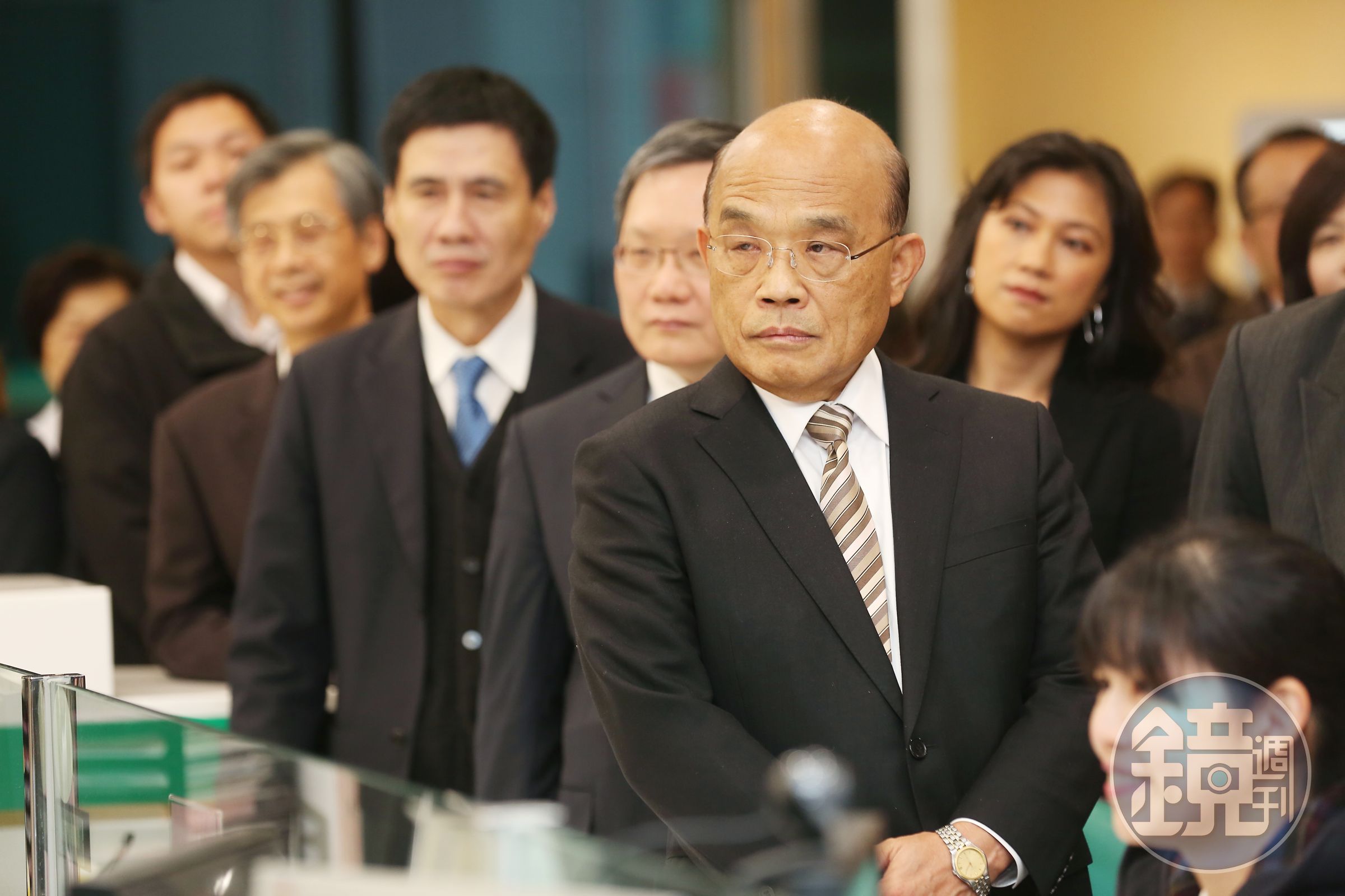 行政院長蘇貞昌在7月6日親自南下恆春參與一位縣民的公祭，在會場簽完名後做出「擲筆」的動作，卻被張冠李戴，說蘇態度不佳。