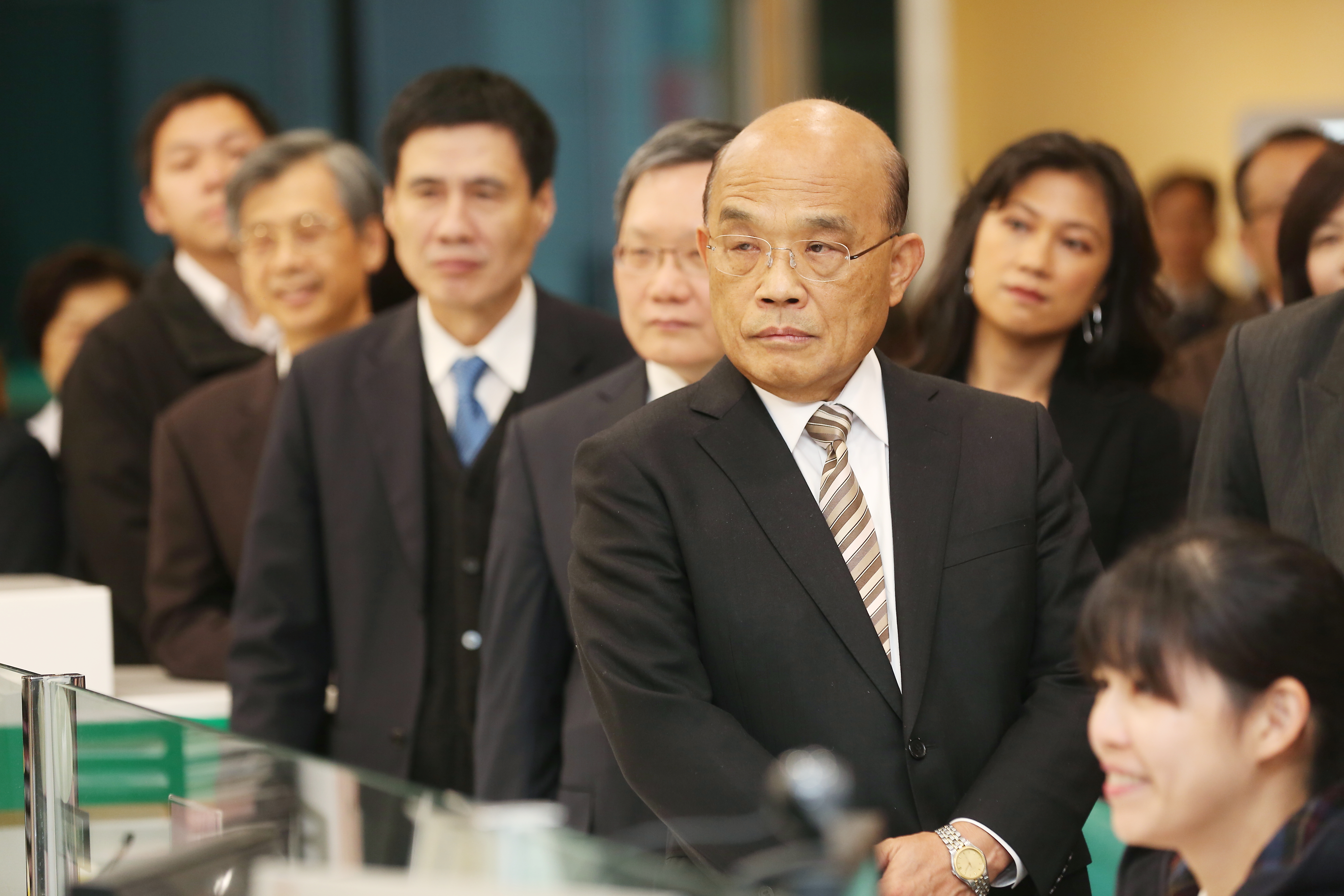 行政院長蘇貞昌在7月6日親自南下恆春參與一位縣民的公祭，在會場簽完名後做出「擲筆」的動作，卻被張冠李戴，說蘇態度不佳。