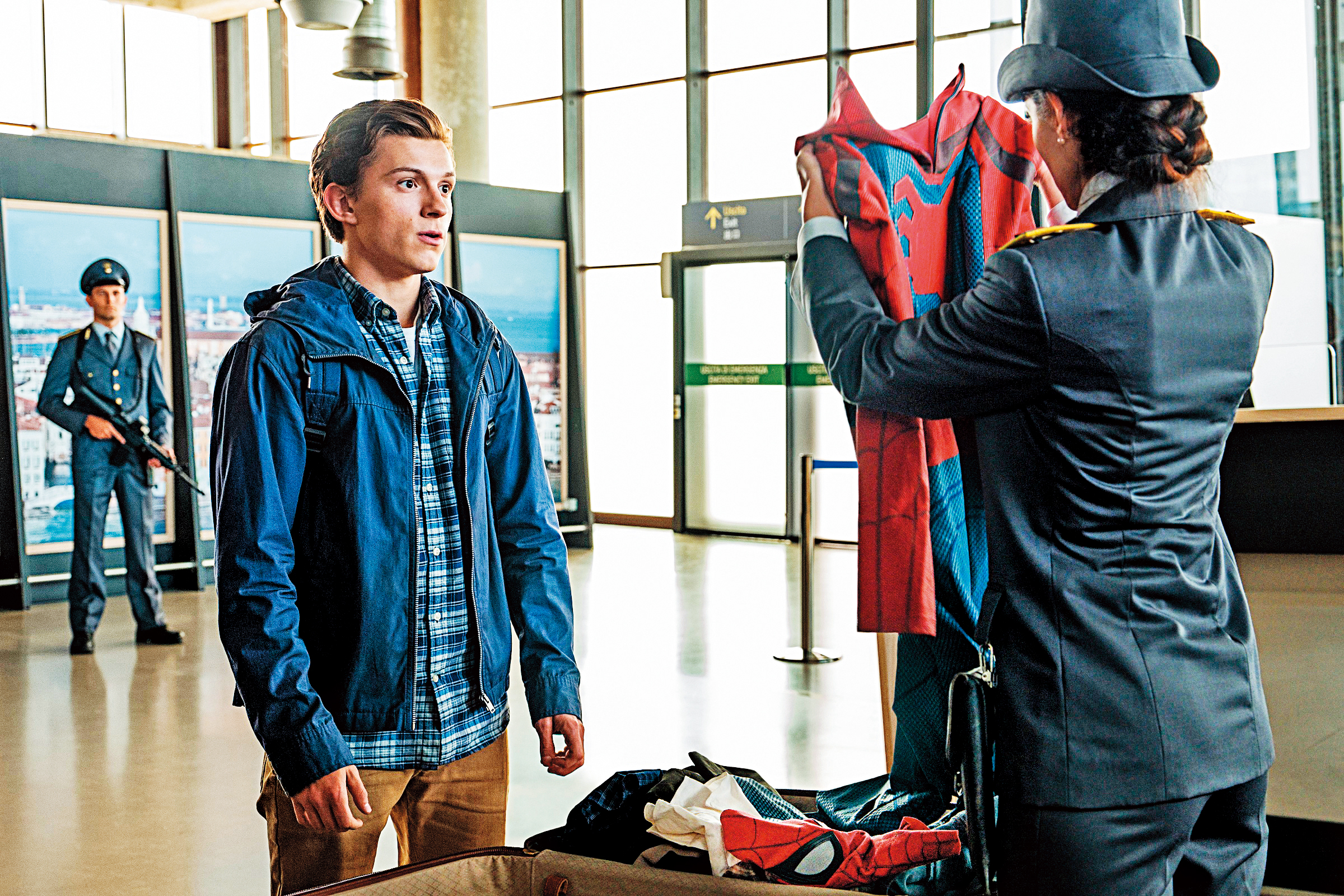 《蜘蛛人：離家日》藉歐洲之旅描寫了主角群的校園日常，反差趣味有創意，但劇情主線卻略嫌潦草。（迪士尼提供）