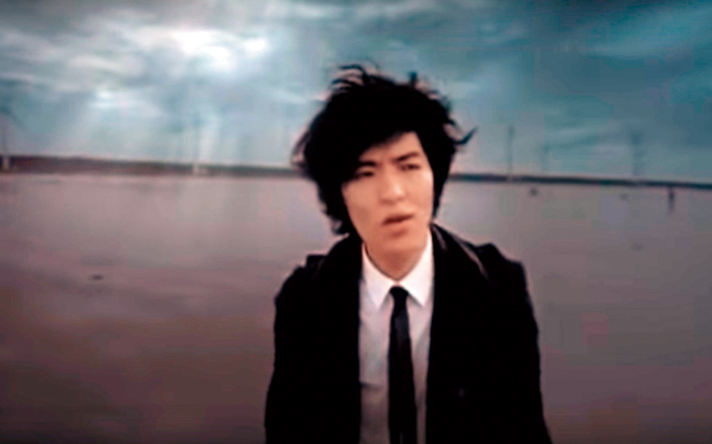 蕭敬騰〈收藏〉MV在台中高美濕地拍攝，還焚燒鋼琴，被舉報違法，判罰10萬元罰鍰。（翻攝自MV畫面）