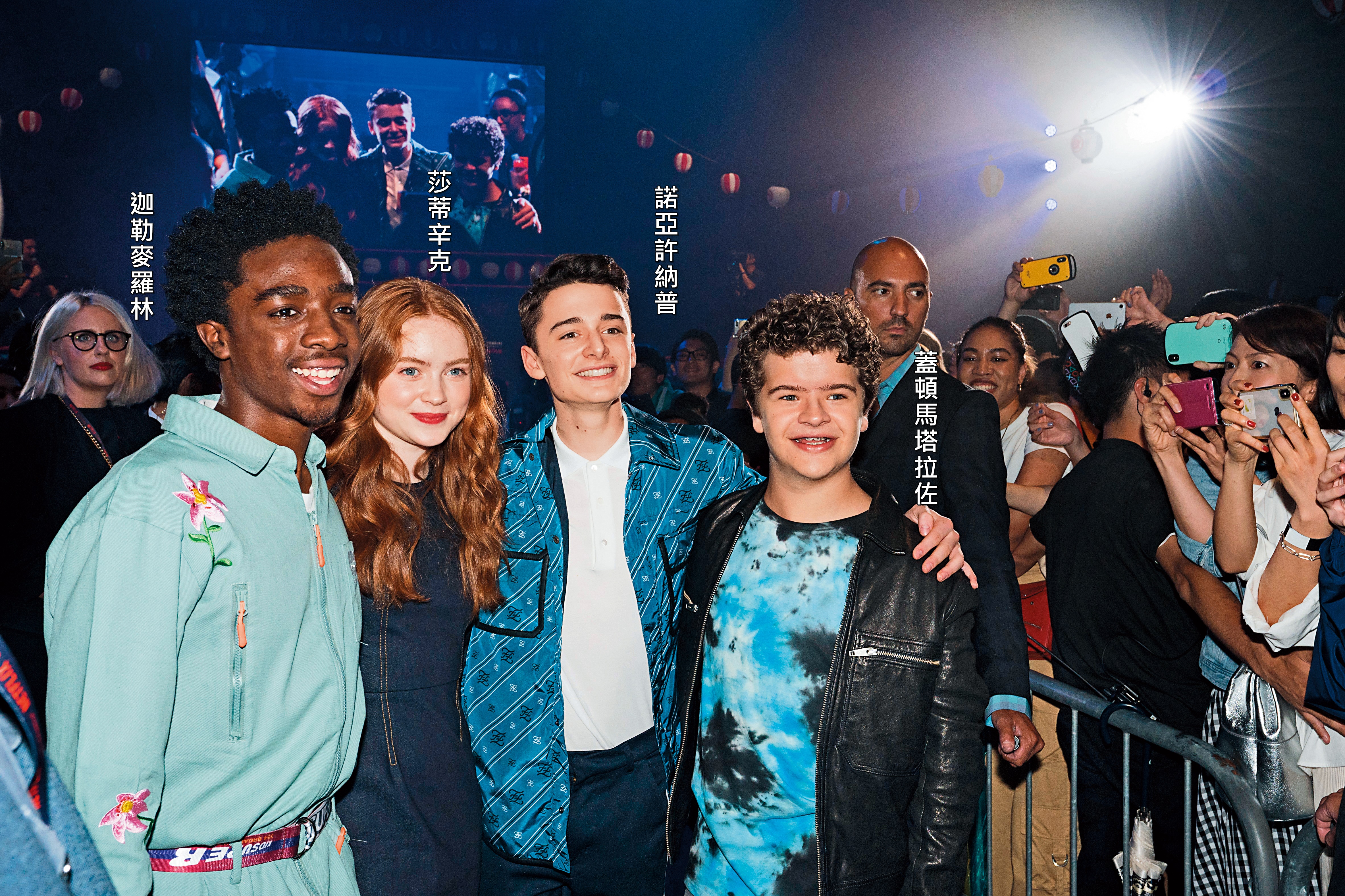 《怪奇物語》班底演員一起現身東京原創夏日祭，粉絲狂喊他們在戲裡的名字。