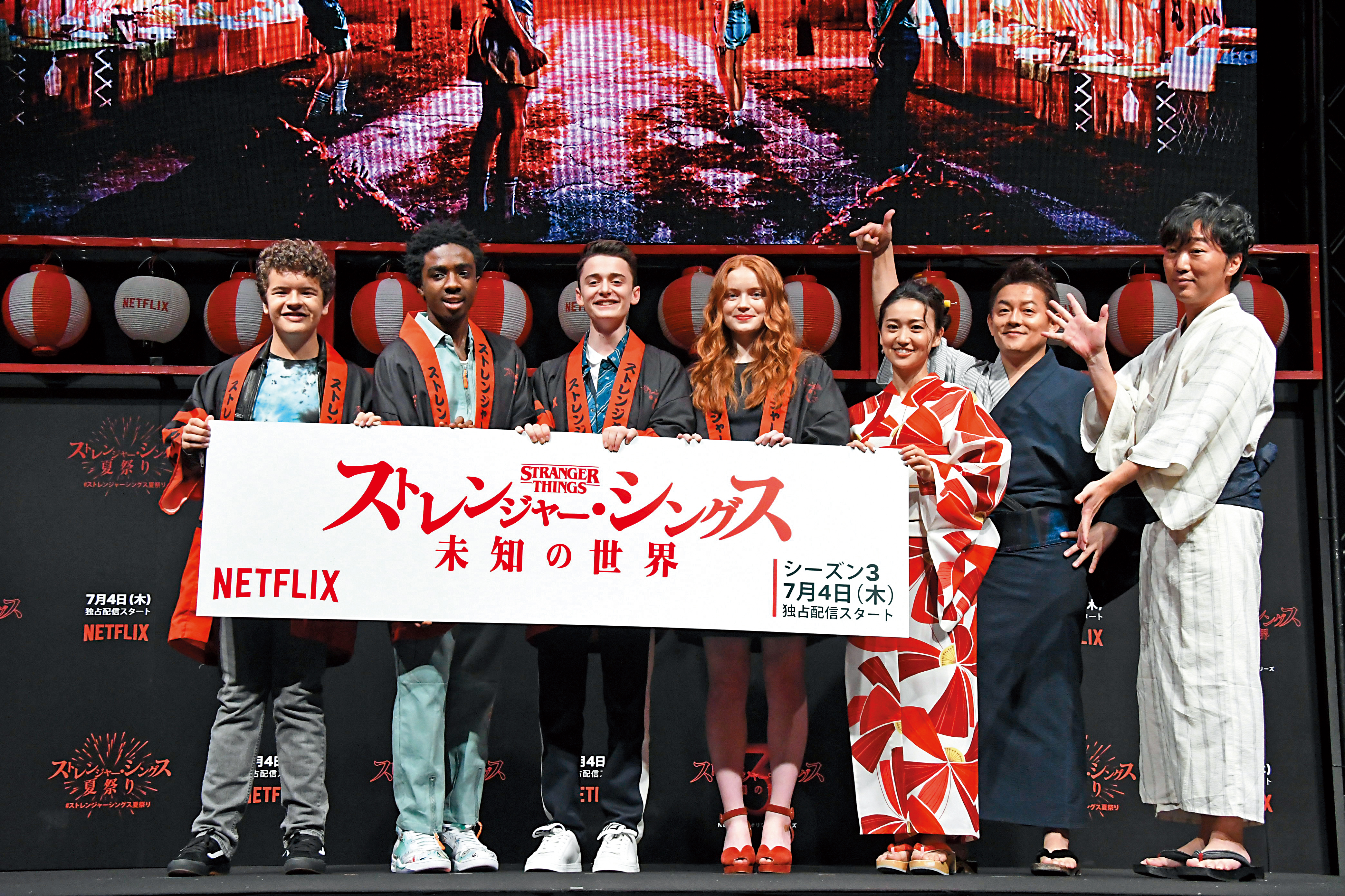 日本女星大島優子(右三)、漫才團體「Speed Wagon」(右一、右二)代表粉絲們歡迎演員來東京宣傳。