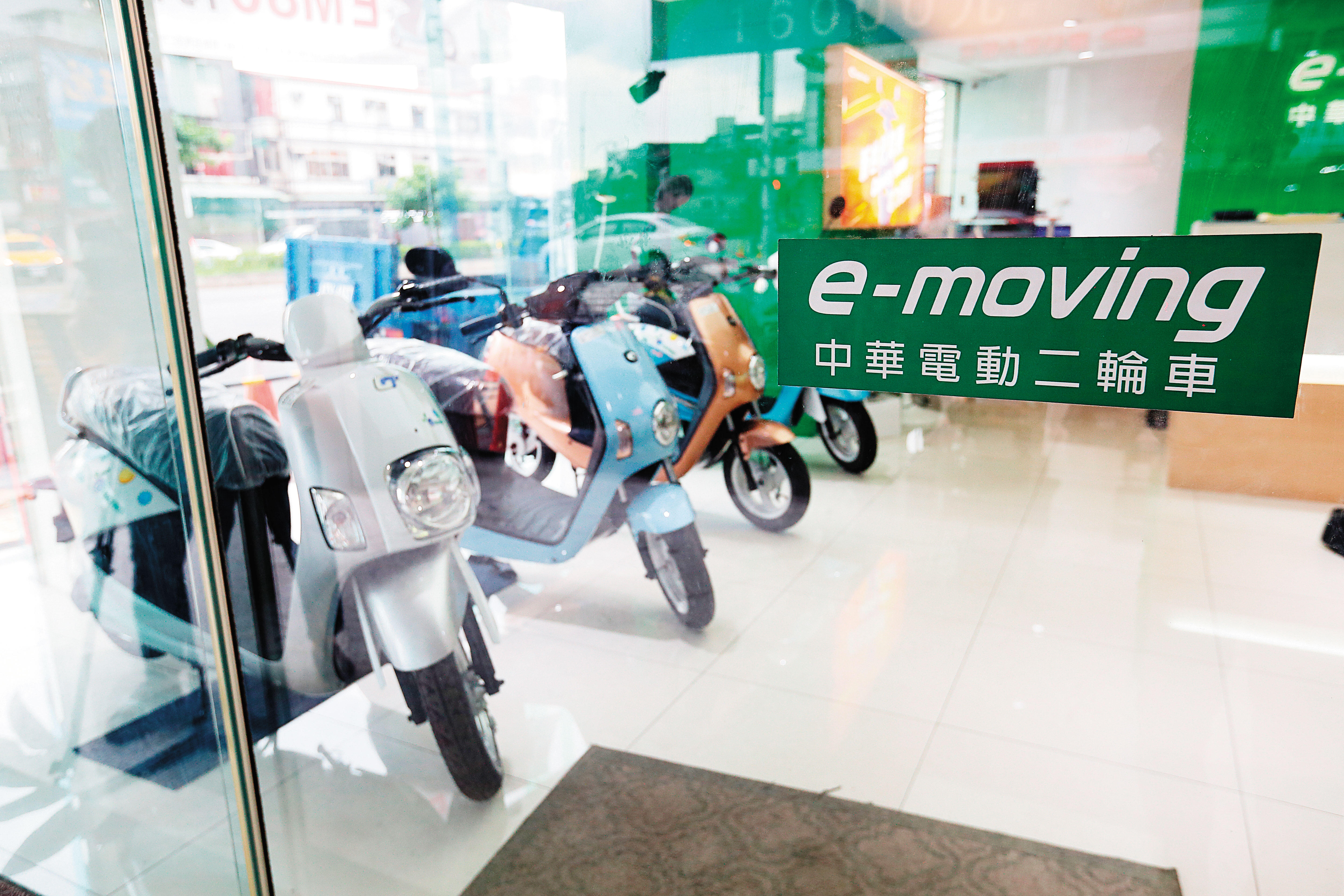 中華汽車在已故董座嚴凱泰指示下投入電動機車事業，e-moving累積銷量超過5萬台，僅次於Gogoro。