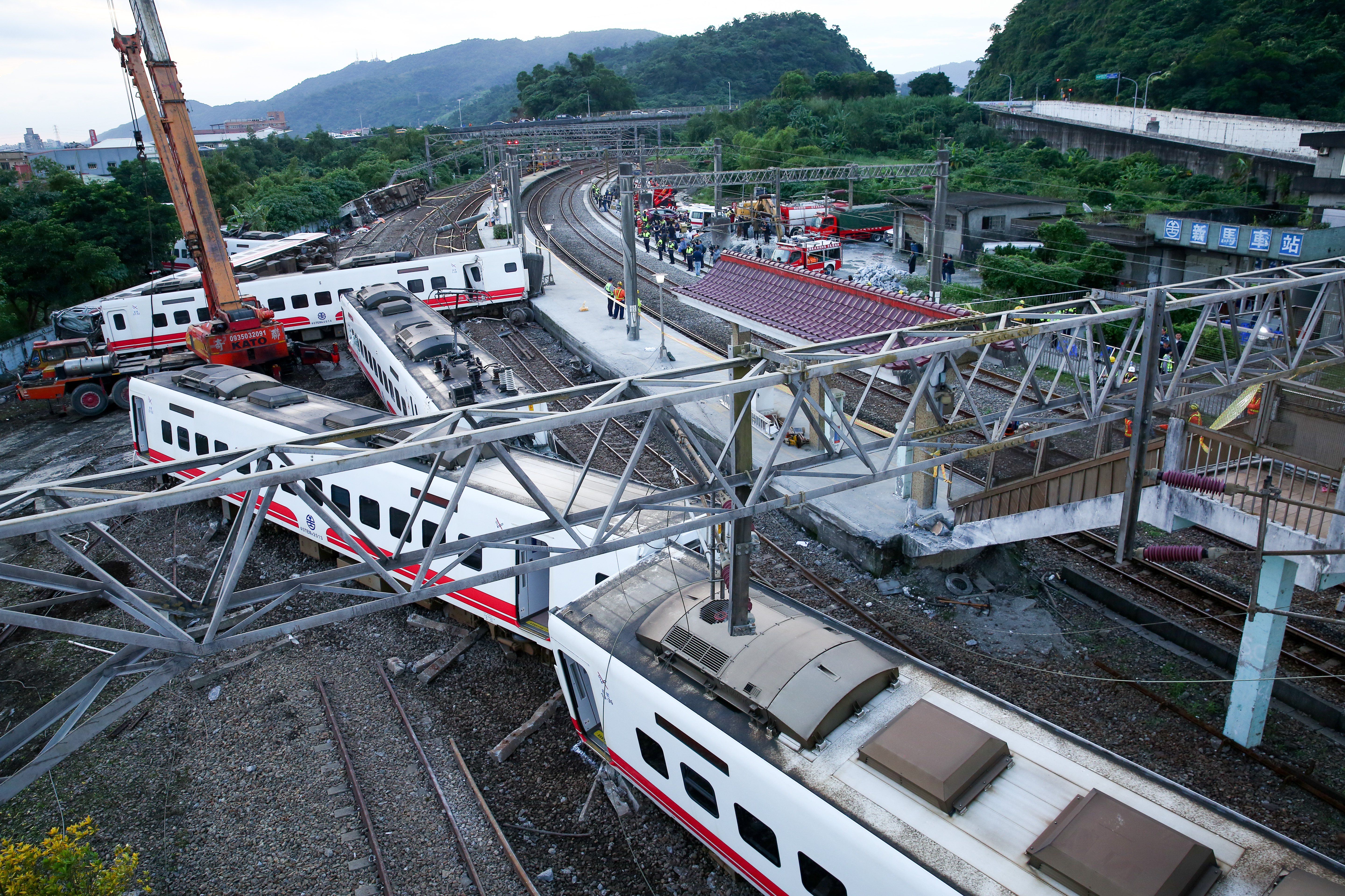 普悠瑪列車去年在宜蘭縣新馬車站發生重大事故,如今卻傳出救人的「檢傷英雄」自殺身亡。