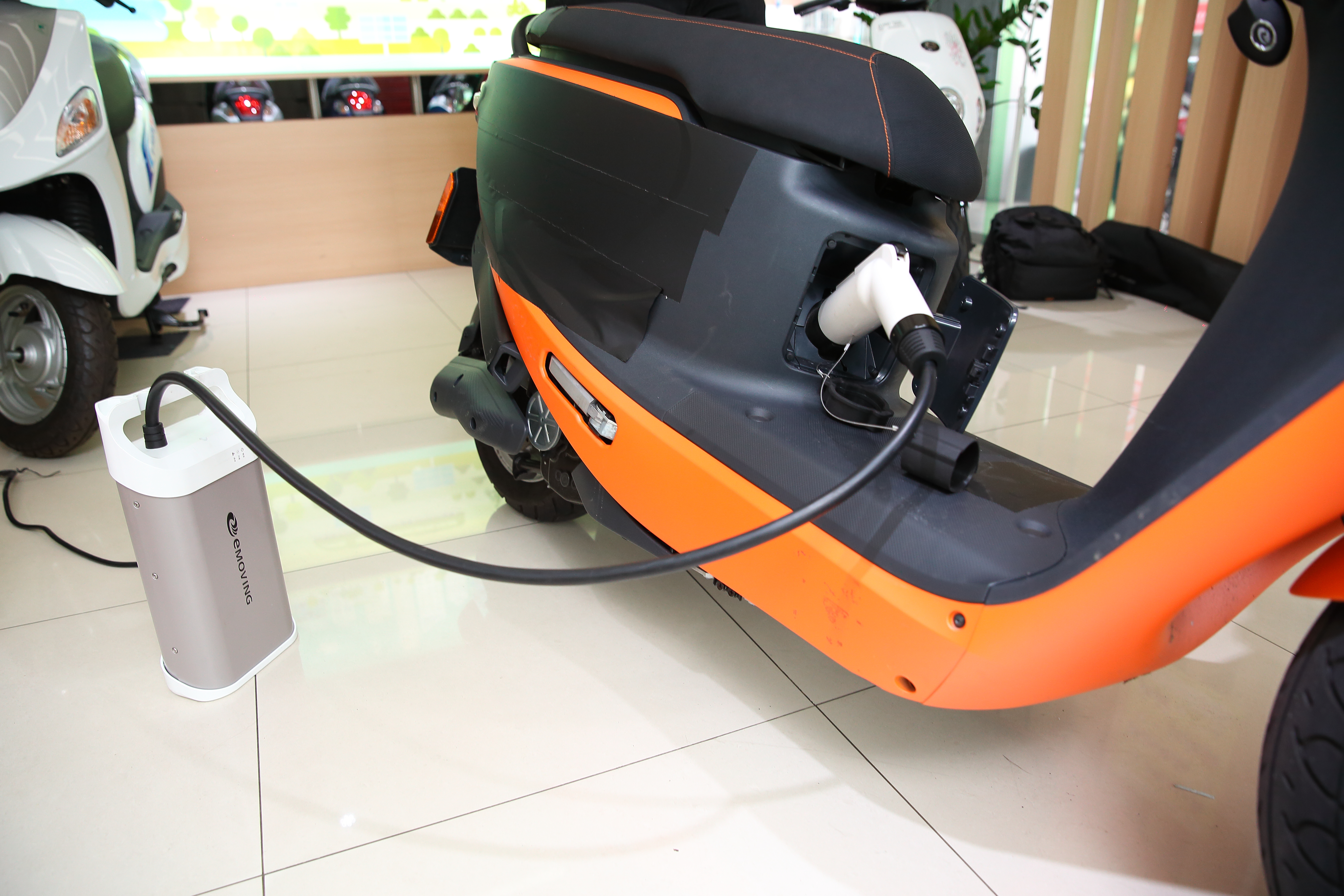 IE125可在家充電，也能在充電站快速充電，快充10分鐘可跑40公里，是最大賣點。