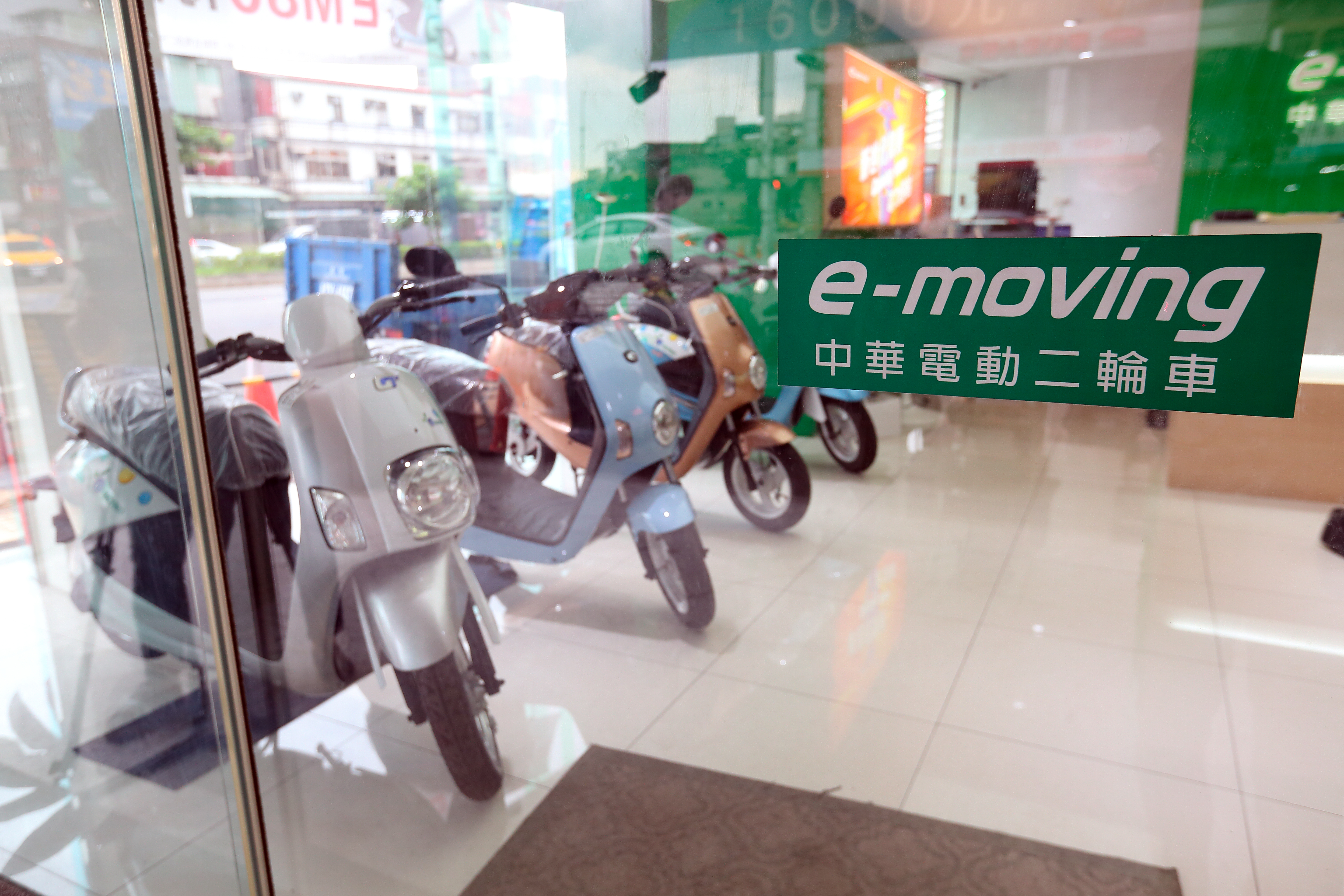 中華汽車在已故董座嚴凱泰指示下投入電動機車事業，e-moving累積銷量超過5萬台，僅次於Gogoro。