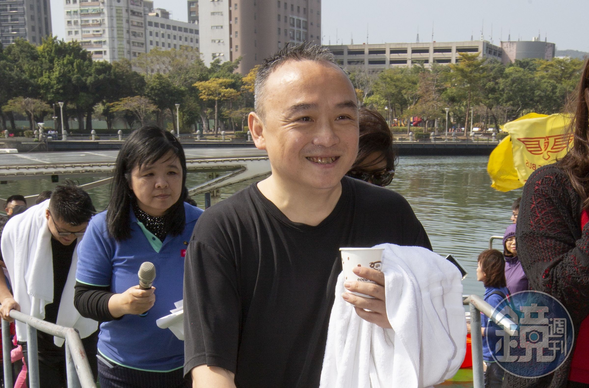 對於行政院長蘇貞昌稱擲筆為習俗，高雄市觀光局長潘恆旭在臉書上表示「我是屏東人，我從來沒聽過告別式丟筆的習俗。」（本刊資料照）