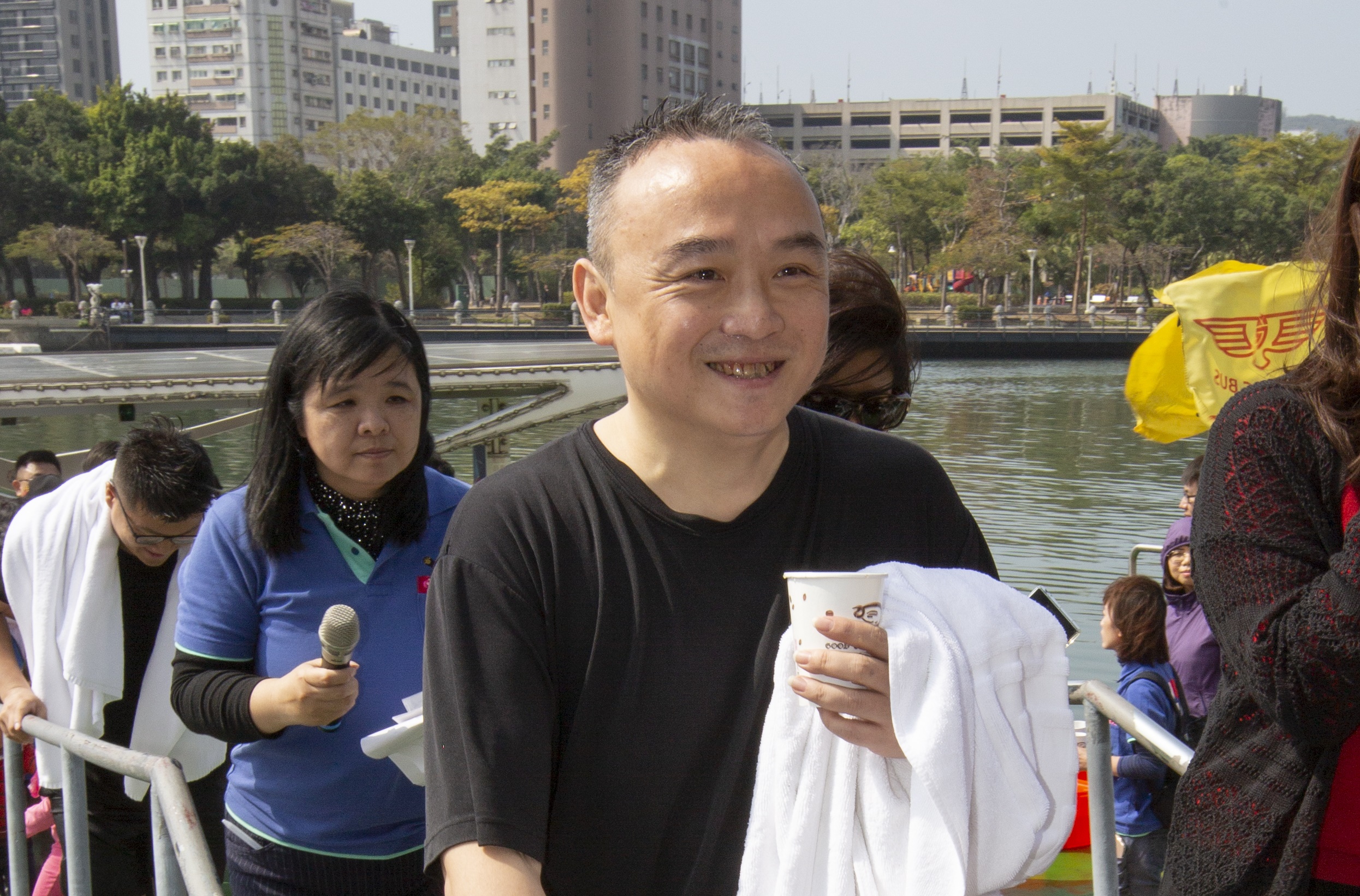 對於行政院長蘇貞昌稱擲筆為習俗，高雄市觀光局長潘恆旭在臉書上表示「我是屏東人，我從來沒聽過告別式丟筆的習俗。」（本刊資料照）