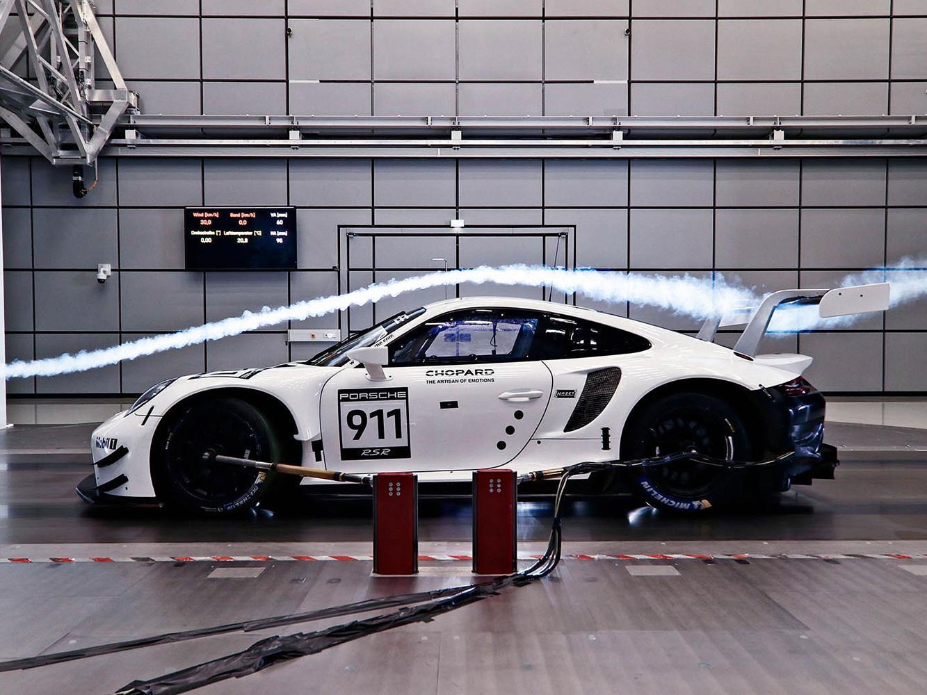 經過風洞調校過後的前方及車側導流設計，更讓Porsche 911 RSR高速行駛時穩定度大增，讓比賽過程的輪胎消耗達到更好的耐久性。