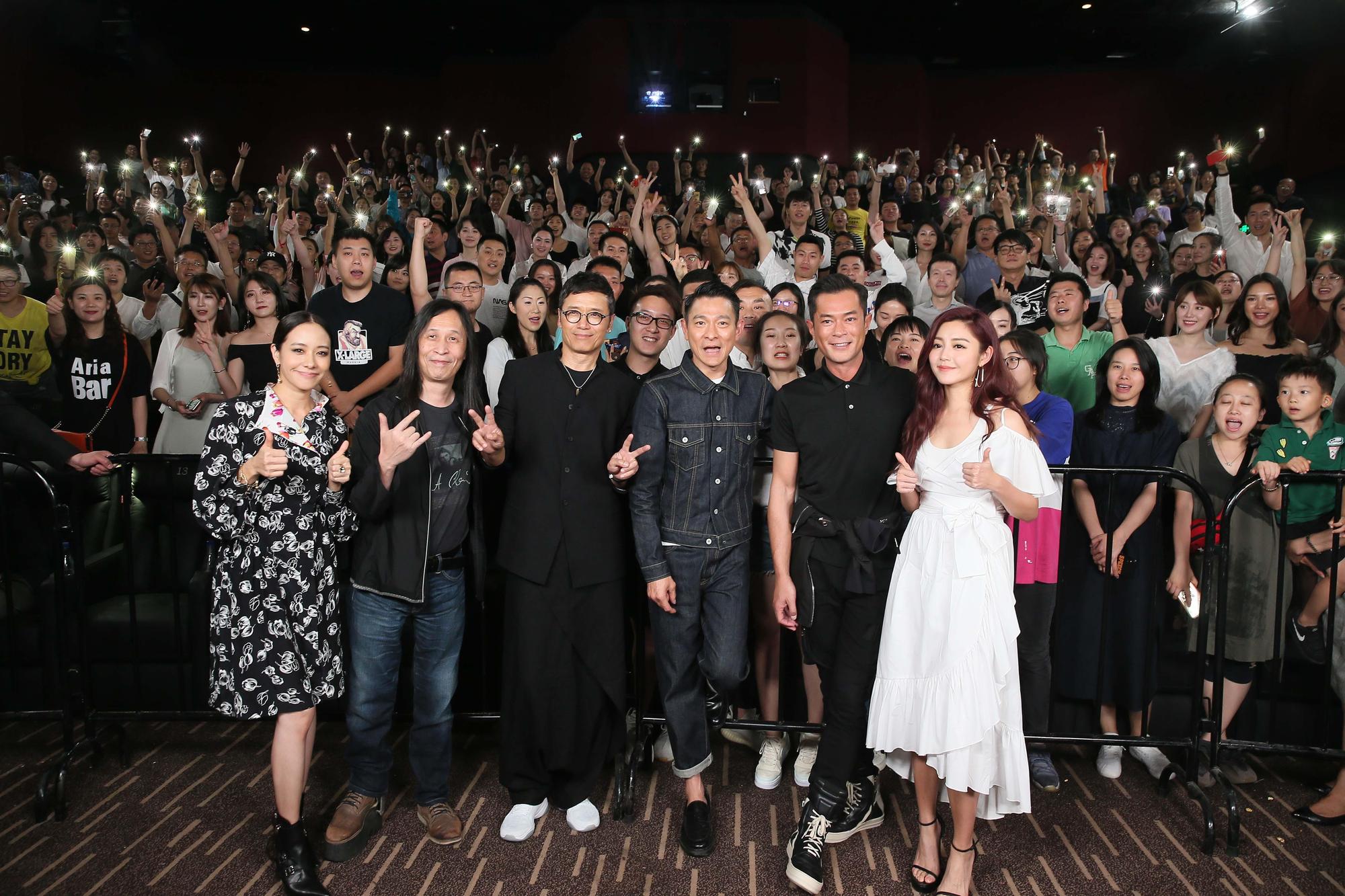 劉德華與古天樂在北京合體,並與導演邱禮濤及其他演員與觀眾在影廳見面。(華映提供)