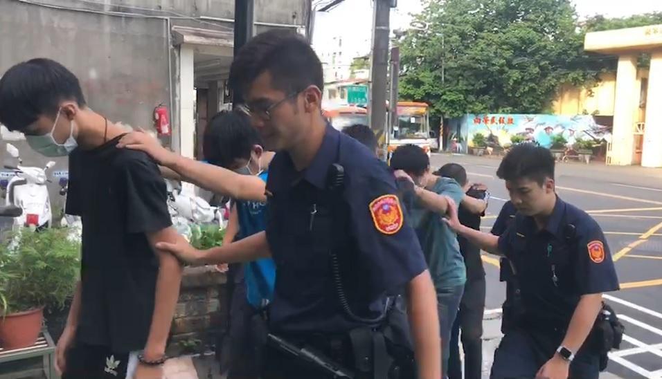 板橋堤外大觀停車場深夜發生刀砍人案，警方迅速逮捕6嫌到案。（翻攝畫面）