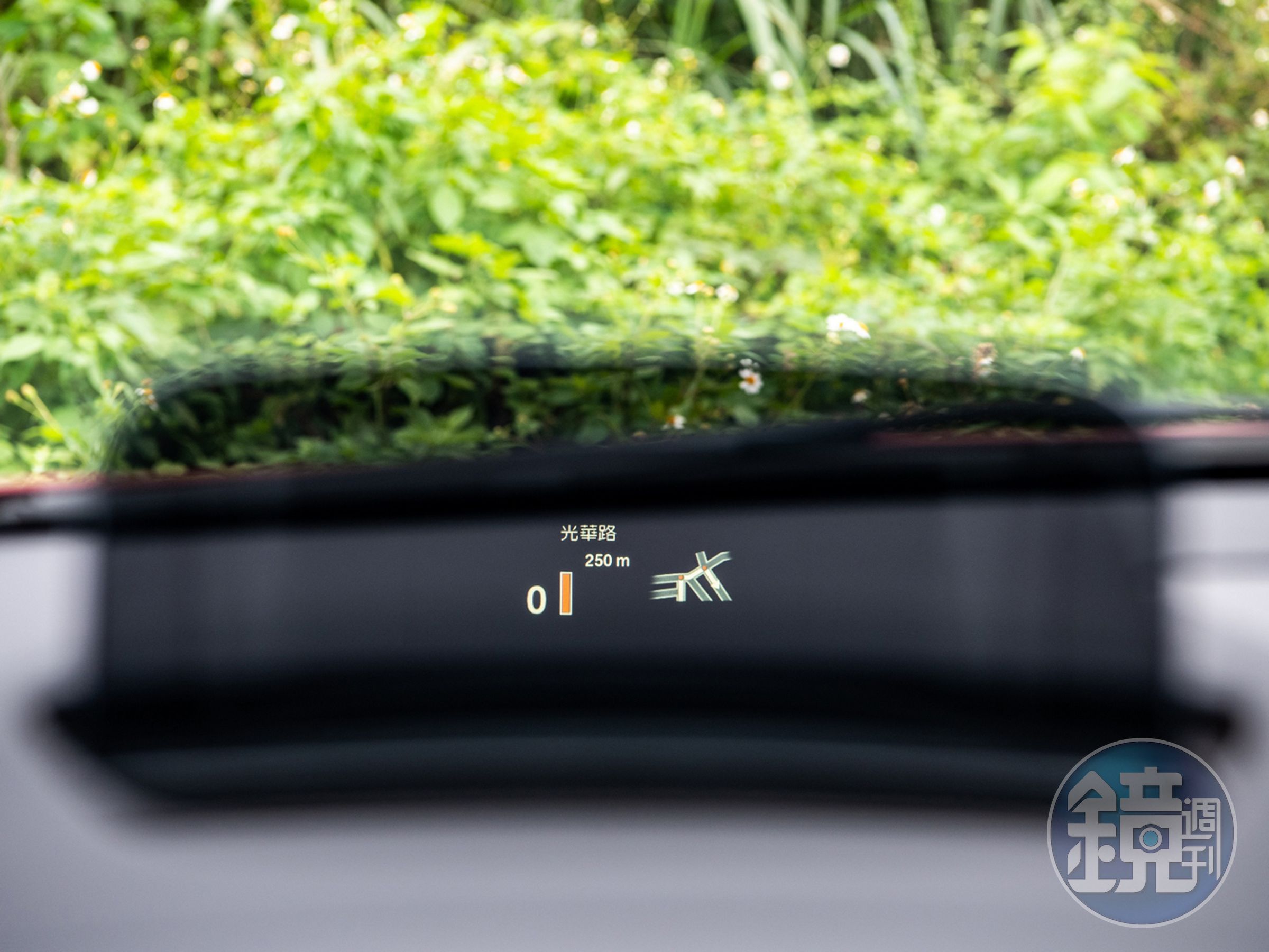 全新BMW 2系列Active Tourer Gran Tourer領航版全車系升級配備車況抬頭顯示器。