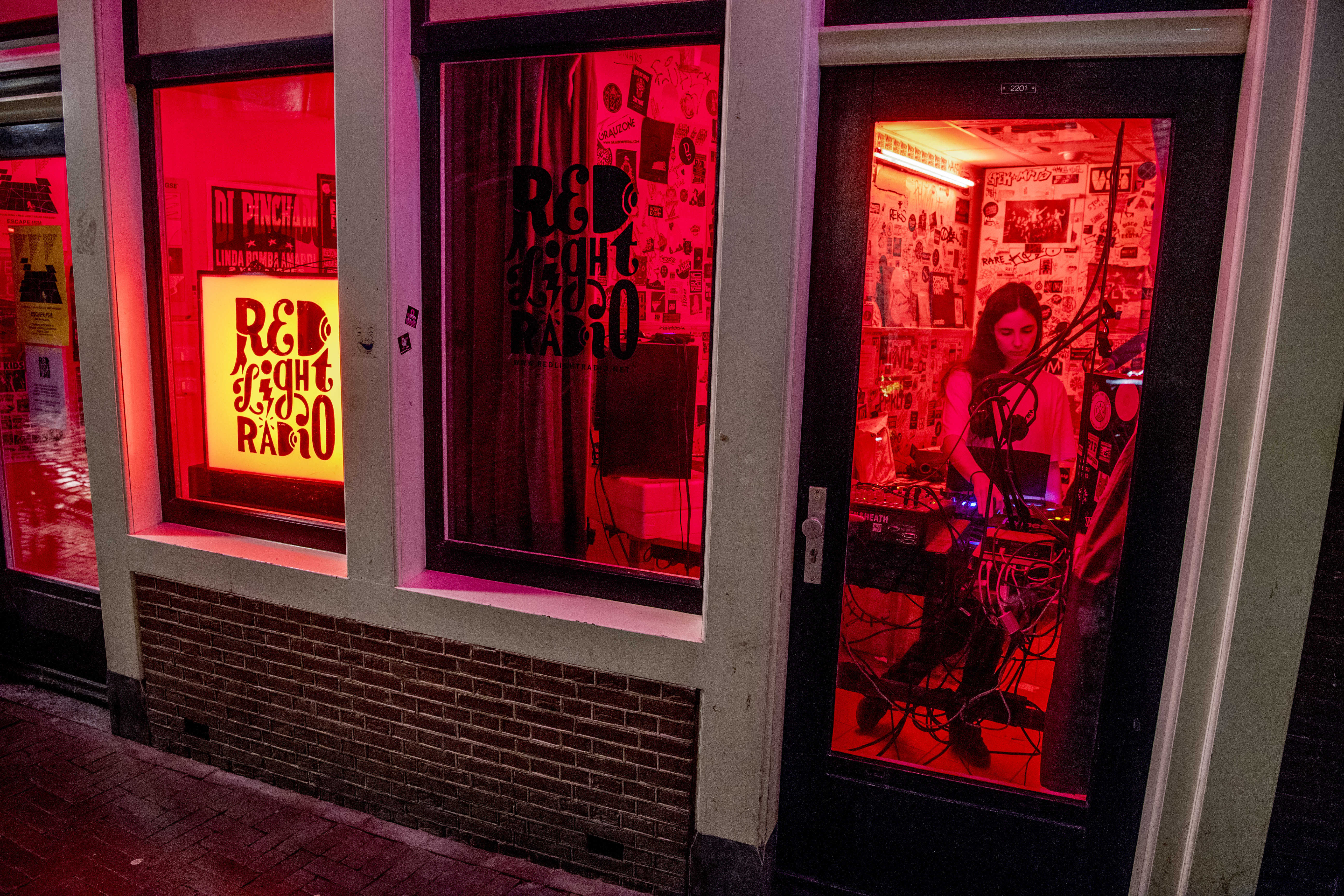 荷蘭阿姆斯特丹紅燈區櫥窗裡的性工作者是當地的特色觀光景點。（東方IC）