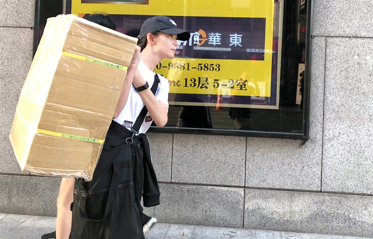 葉全真素顏扛貨照遭陳昭榮出賣。（翰成數位直播提供）