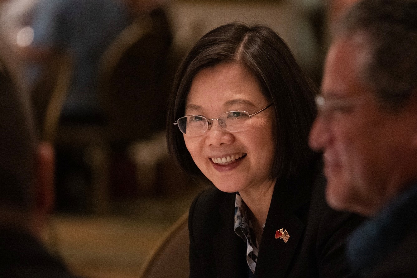 蔡英文po文反擊郭台銘，還以標籤強調（hashtag）「#外交讓專業的來」「#我不大適合首富的風格」。（翻攝自蔡英文臉書）