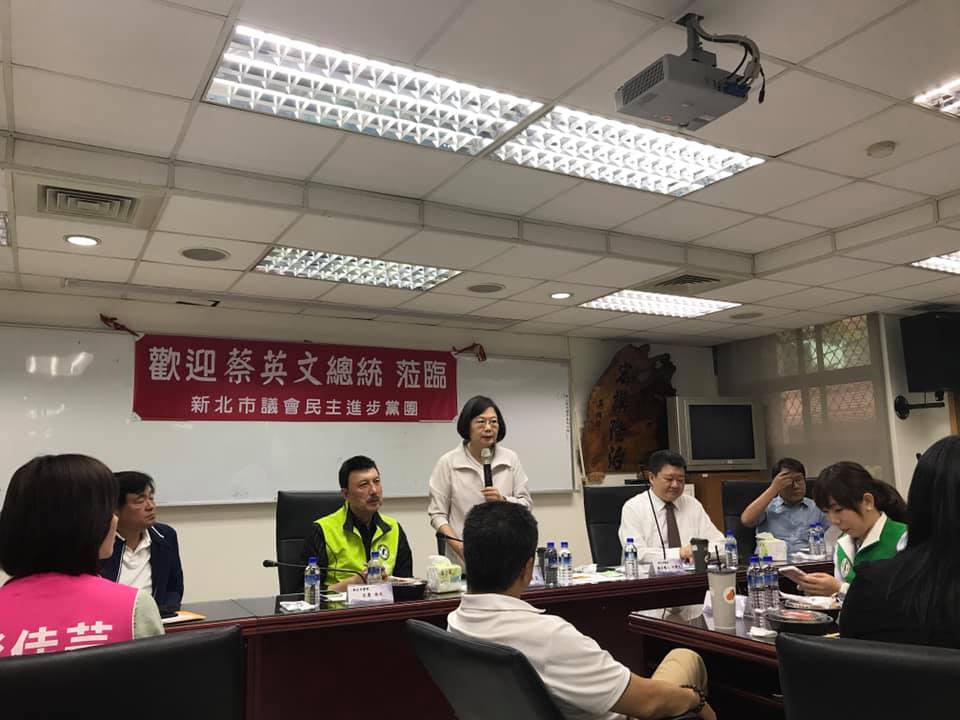 總統蔡英文今午到新北市議會與民進黨團議員座談，蔡也將全台巡迴，與各民進黨議會黨團座談。（翻攝新北市議員李坤成臉書）