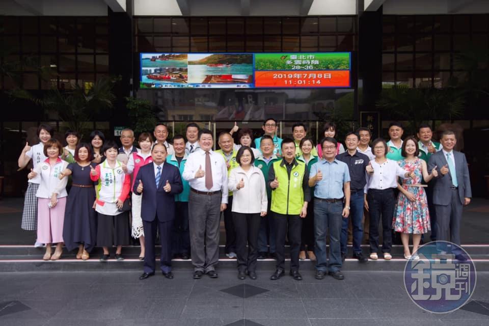 蔡英文便當會前與民進黨團新北市議員合照。（翻攝新北市議員李坤成臉書）