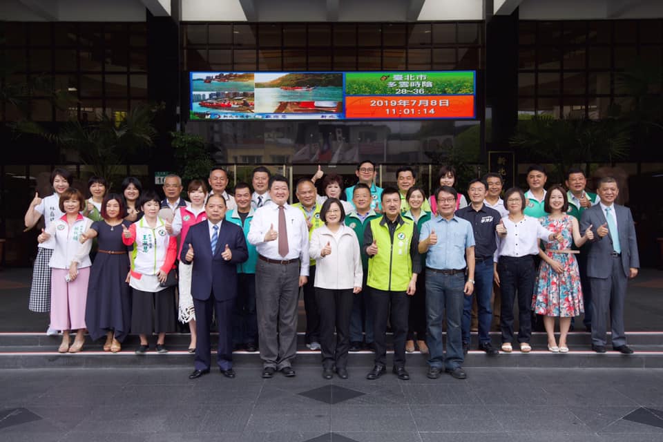 蔡英文便當會前與民進黨團新北市議員合照。(翻攝新北市議員李坤成臉書)