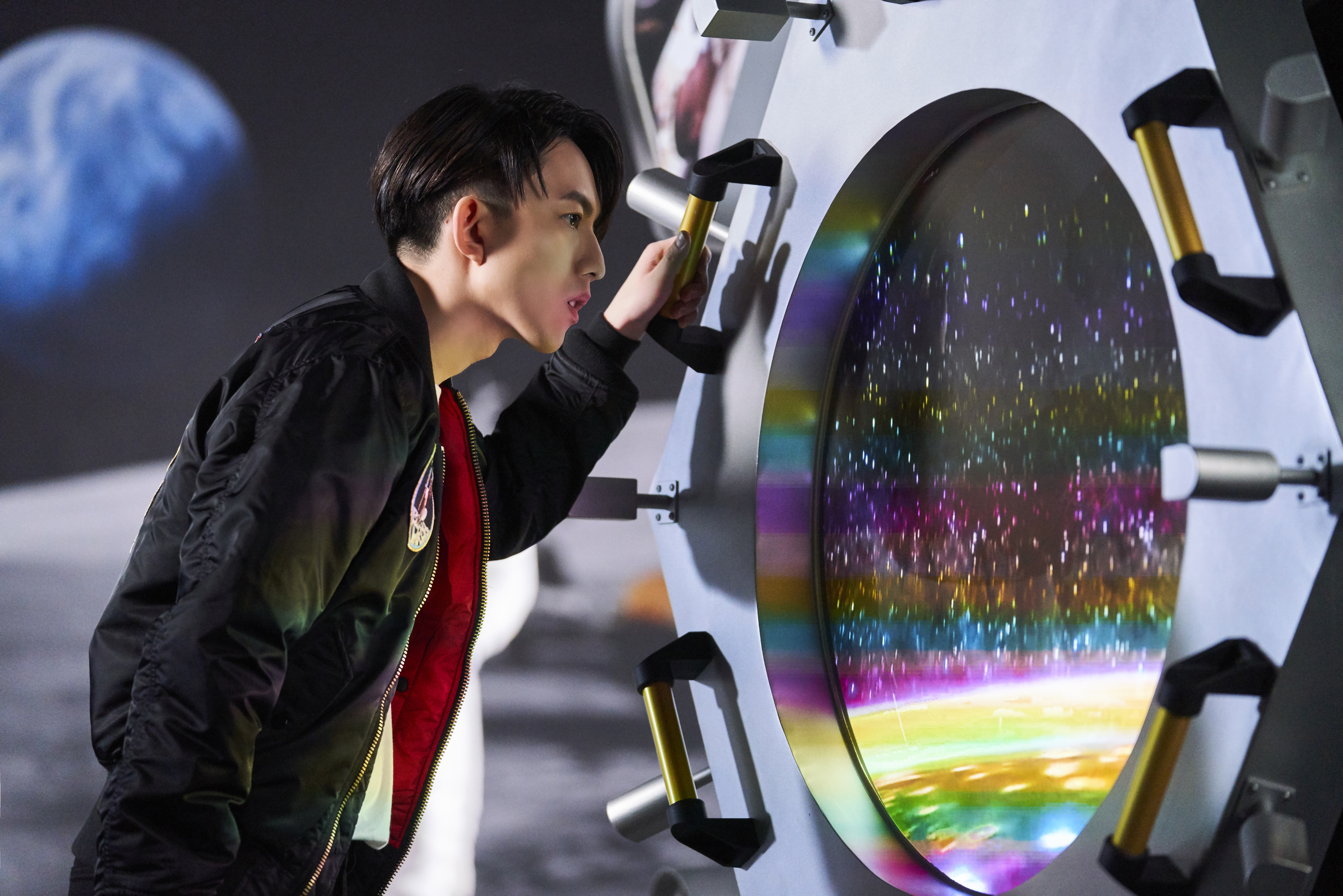 林宥嘉在天文館模擬從月球看地球的視角，呼籲大家要好好珍惜地球。（Discovery頻道提供）