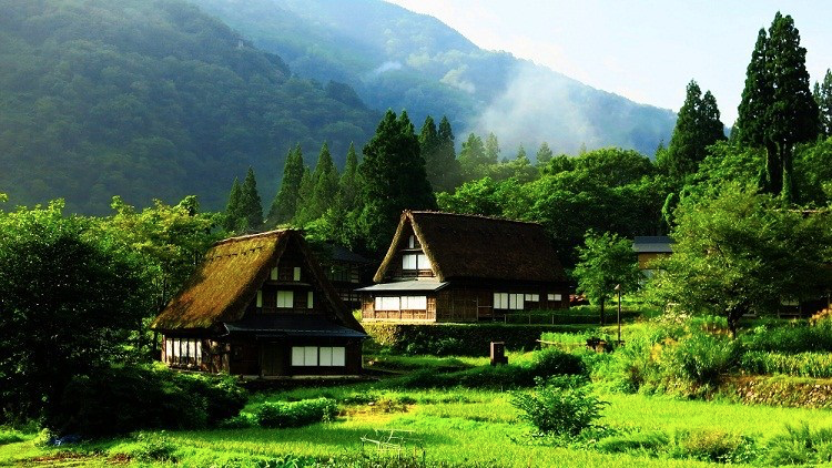 日本富山縣南砺市是世界文化遺產合掌村的所在地之一,夏天時節綠意盎然。(翻攝自tjtomotomo.com)