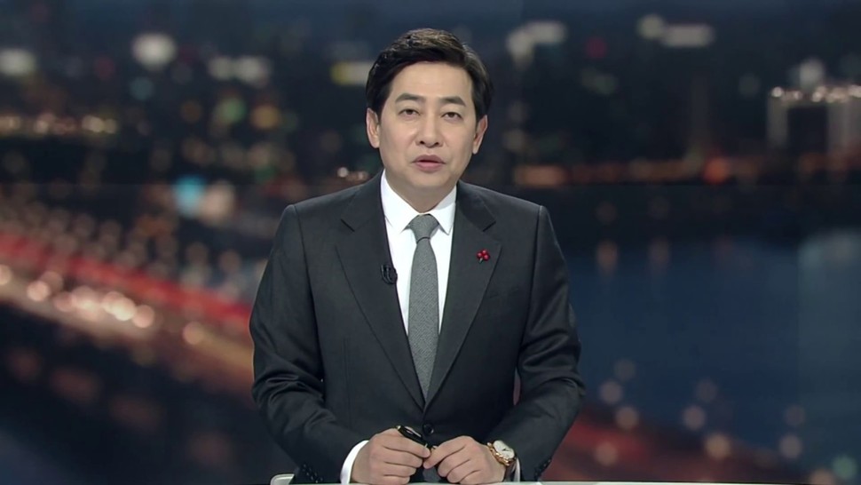 韓國SBS主持人金成俊涉嫌在地鐵站偷拍女性下身，被警方當場逮捕。（網路圖片）