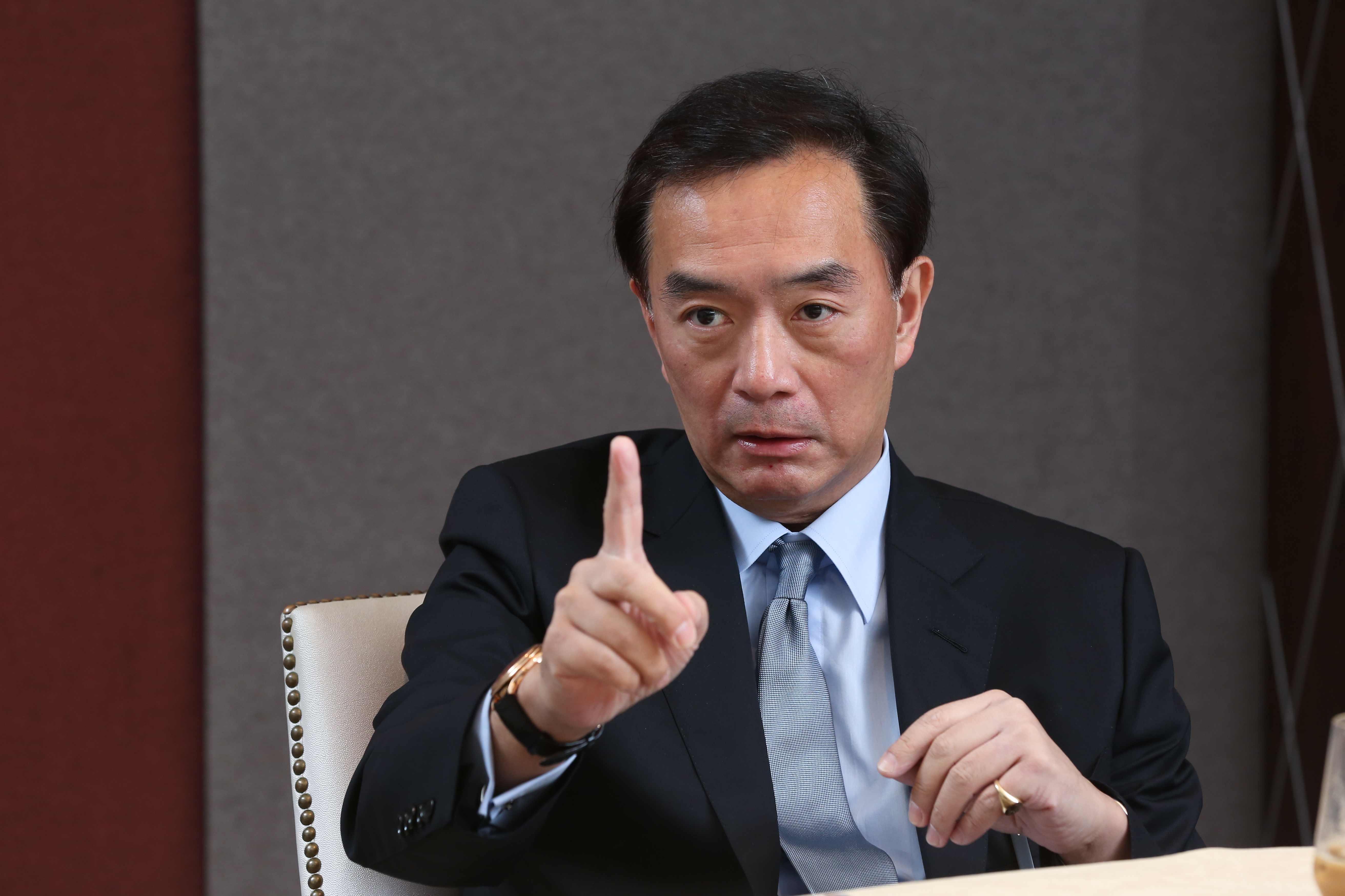 已故前裕隆董座嚴凱泰在2008年投入電動機車,2010年首款輕型電動機車上市至今,e-moving的總銷售量已超過5萬台。