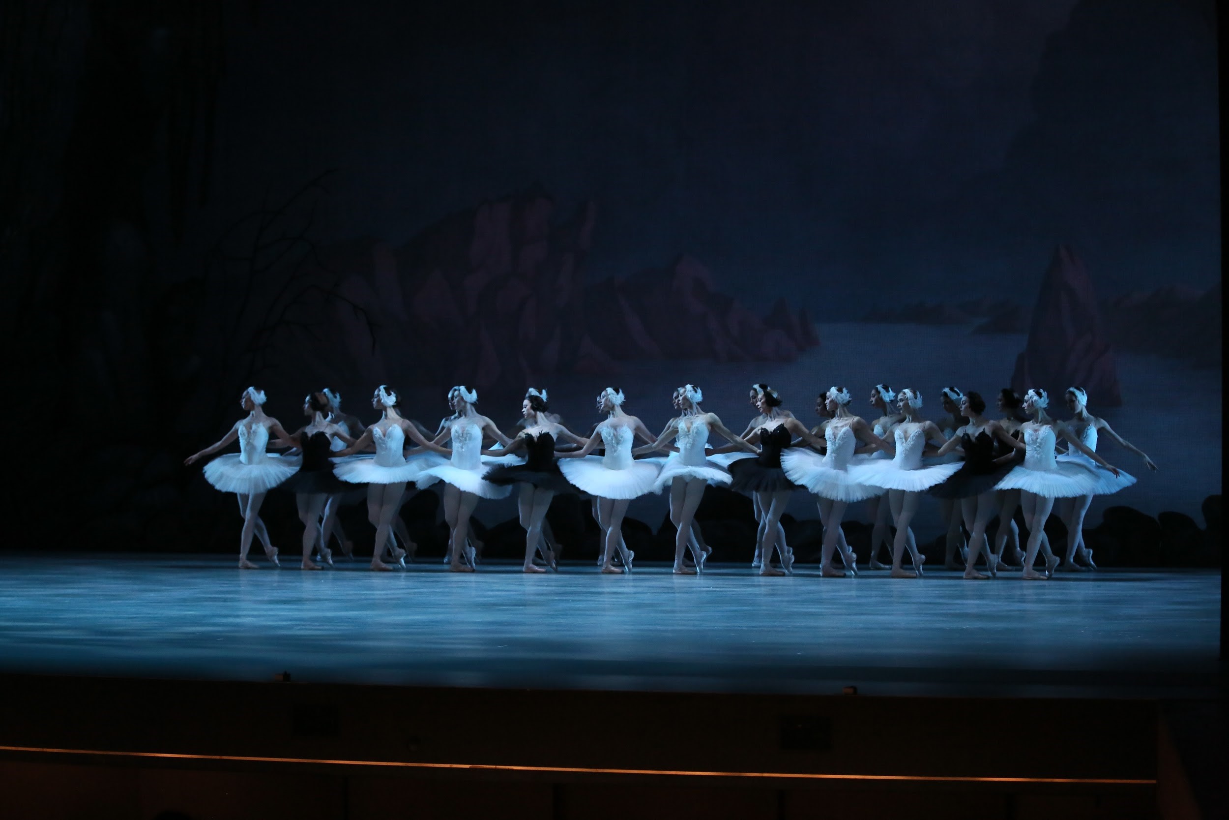 整齊劃一的群舞是馬林斯基芭蕾舞團的獨門絕招。（牛耳藝術提供）