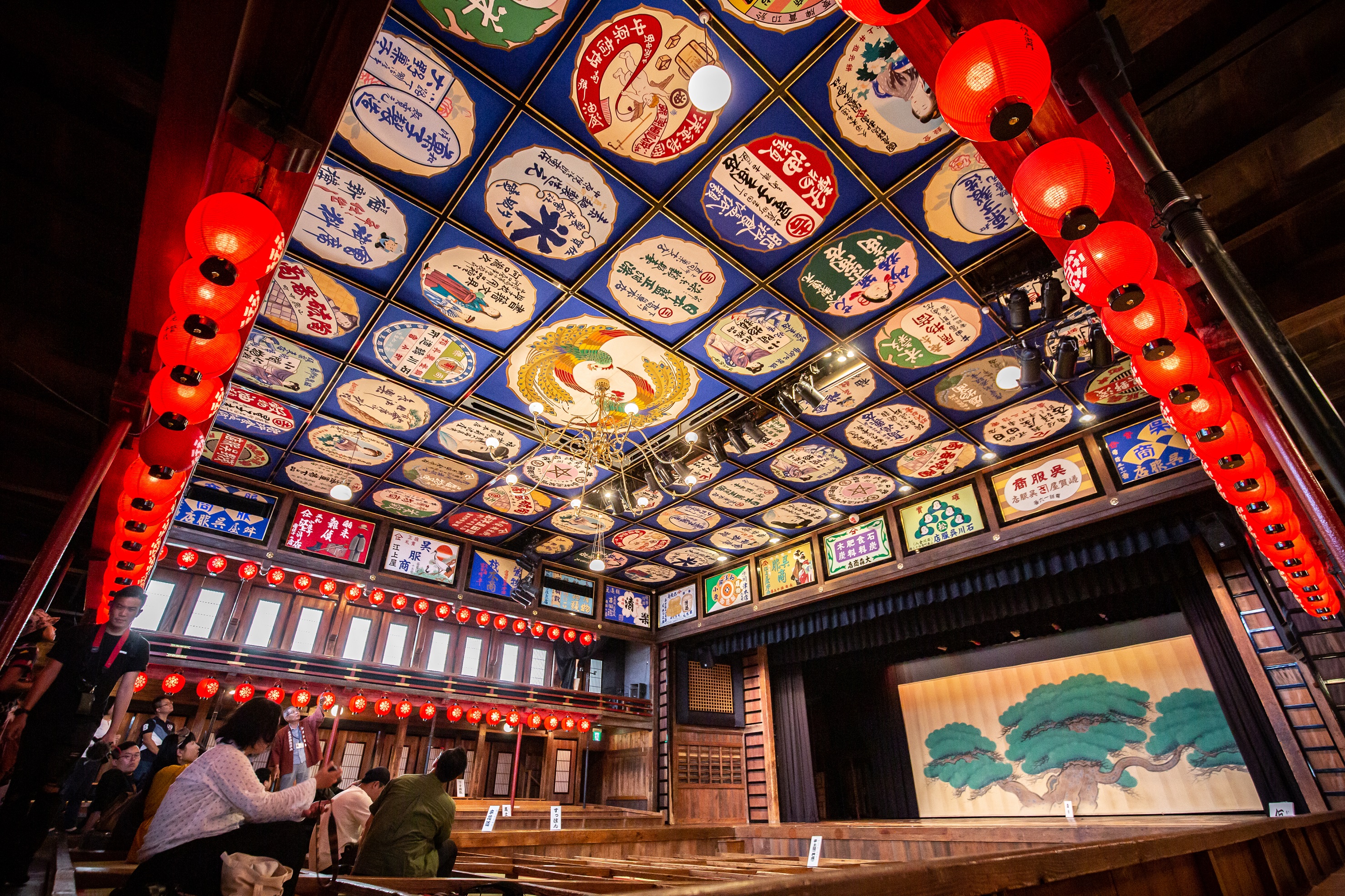 百年前的山鹿商人建造「八千代座」劇場，天花板繪滿商家廣告。