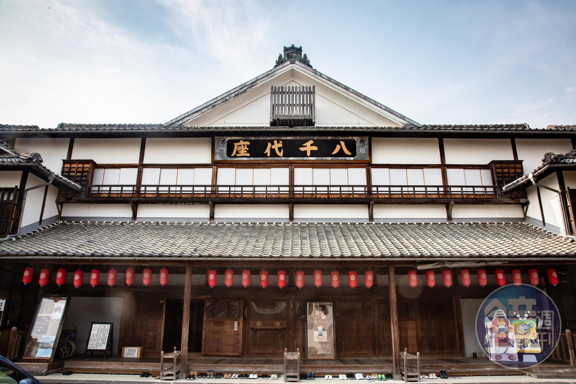 整棟「八千代座」屋頂共使用了3萬3千片的瓦片。