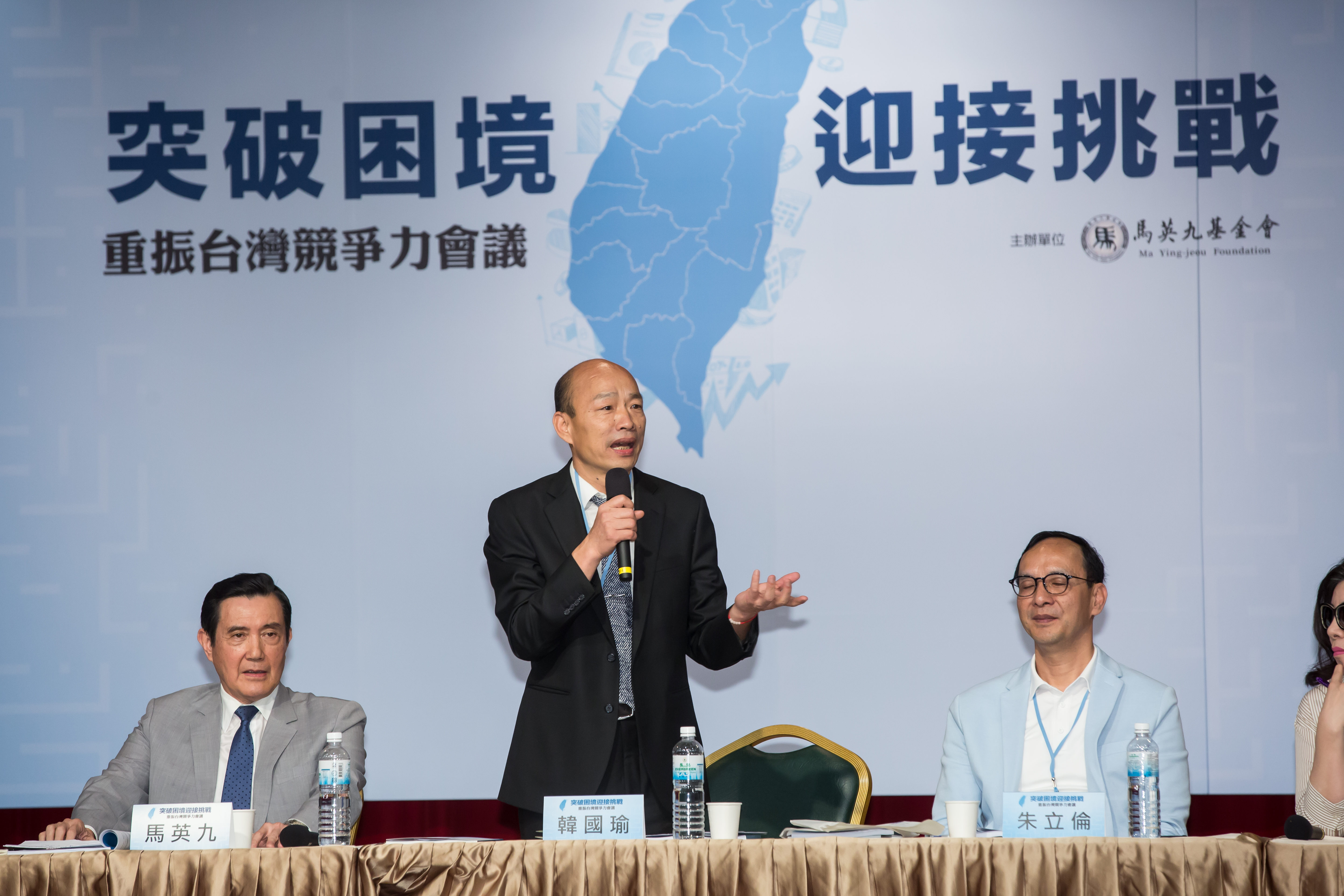 民間團體宣布，罷免高雄市長韓國瑜（左2）的連署書己突破8萬份。圖為韓國瑜今年4月參加論壇會議。