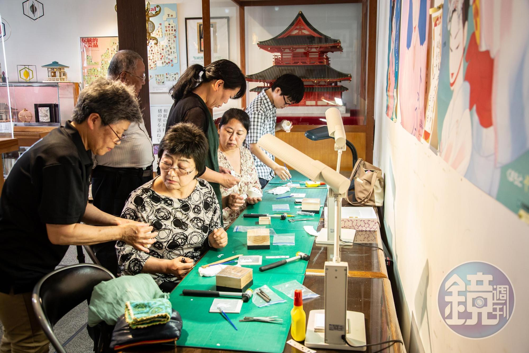 「山鹿燈籠民藝館」的燈籠師帶領遊客體驗傳統工藝。
